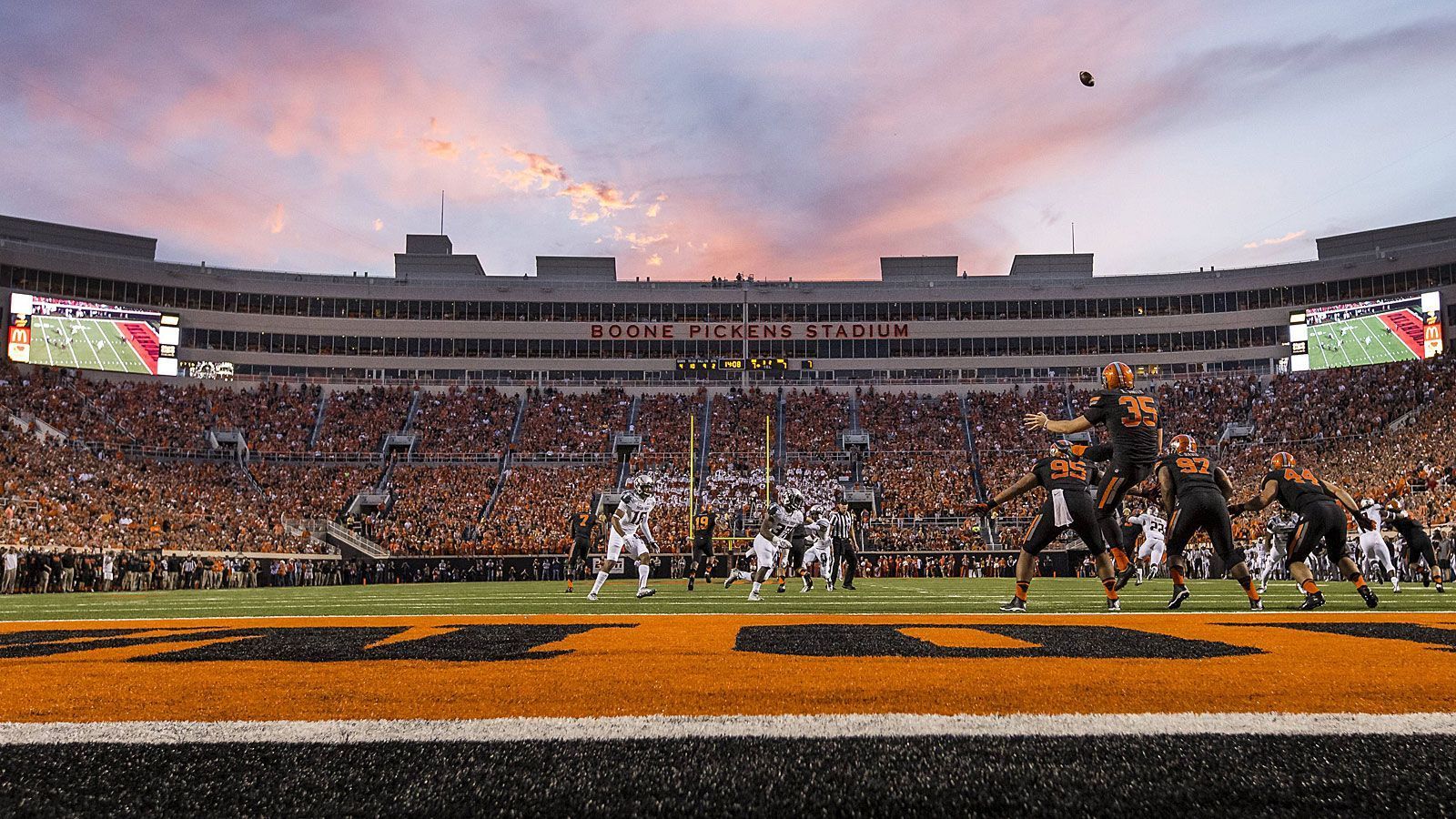 
                <strong>Boone Pickens Stadium</strong><br>
                Stadion der Oklahoma City Cowboys.1919 gebaut, 1920 eröffnet, bis 2002 Lewis Field.Wird auch "The Boone" genannt.Benannt nach Unternehmer und Öl-Investor Thomas Boone Pickens, der unter anderem die Oklahoma State University finanziell unterstützte.60.218 Plätze, Kunstrasen.
              