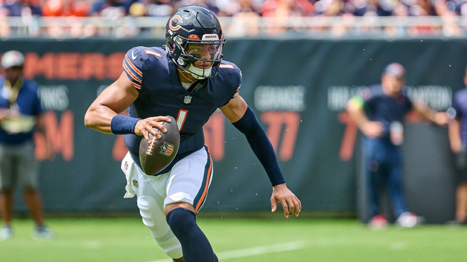 <strong>Platz 26: Justin Fields (Chicago Bears)</strong><br>Gehalt 2023: 2,36 Millionen Dollar<br>Setzt sich zusammen aus: Grundgehalt 1,18 Mio. + Roster Bonus 1,18 Mio.