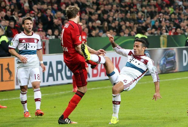 
                <strong>Thiago Alcántara vs. Stefan Kießling</strong><br>
                ... hat es der Angreifer im DFB-Pokal zurückbekommen. Der wiedergenesene Thiago Alcántara (r.) konnte anscheinend seine Sprunggewalt nicht einschätzen und wies Lücken im Koordinationsgeschick auf. In einer spielentscheidenden Phase traf er Stefan Kießling (li.) heftig im Brustbereich.
              