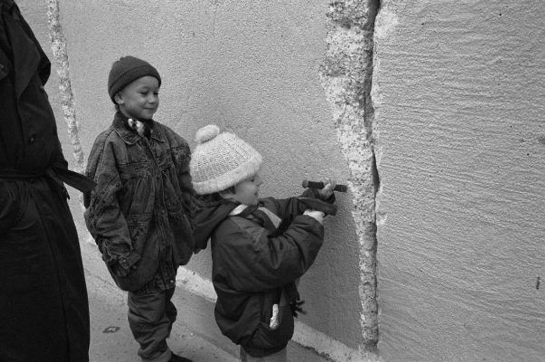 Auch Kinder holten sich ein Stück der ausgedienten Berliner Mauer.
