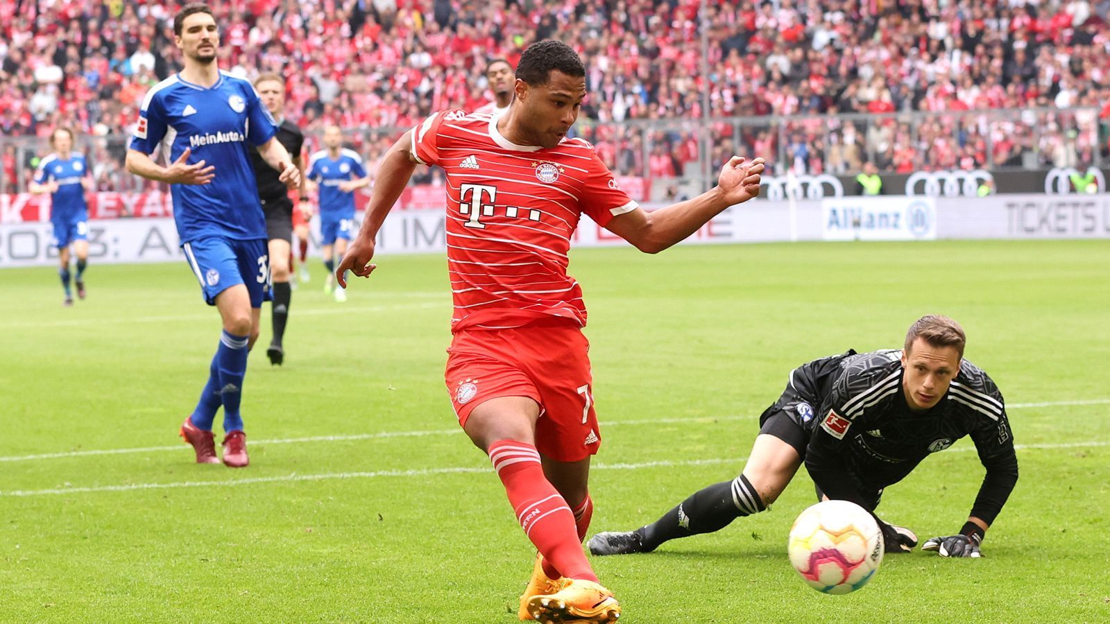 
                <strong>Einzelkritik zu Bayern vs. Schalke: Gnabry überragt bei Kantersieg</strong><br>
                Der FC Bayern München hat am 32. Spieltag der Bundesliga einen souveränen 6:0 (2:0)-Sieg gegen den FC Schalke 04 eingefahren und wird damit definitiv die Tabellenführung im Fernduell mit Borussia Dortmund behaupten. ran zeigt in der Einzelkritik, wie sich die Bayern-Stars gegen S04 präsentierten. 
              