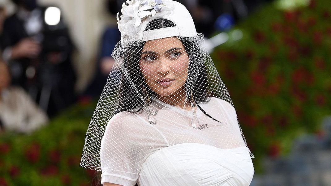 Cool und romantisch zugleich: Kylie Jenner trägt eine umwerfende Kombination aus einem weißen Schleier und einer sportlichen Cap.&nbsp;