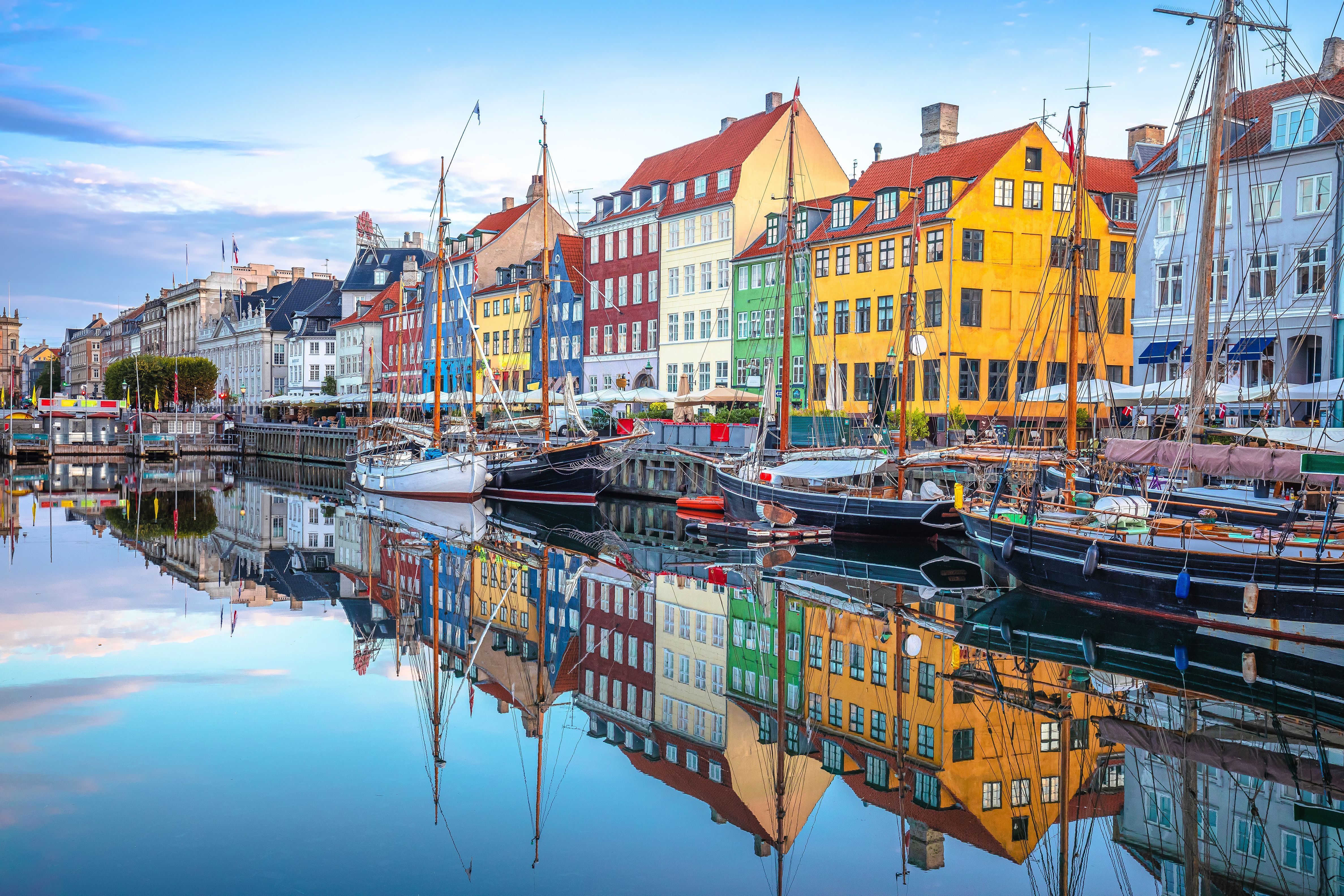Eine weitere europäische Stadt taucht regelmäßig in der Top Ten europa- und weltweiter Städterankings auf: Kopenhagen. Als Gründe dafür werden unter anderem der spannende Mix aus alter und moderner Architektur, die vielen Grünflächen und das saubere Hafenbecken genannt, in dem man sogar baden kann. Außerdem gilt die dänische Hauptstadt als fahrradfreundlichste Stadt der Welt.