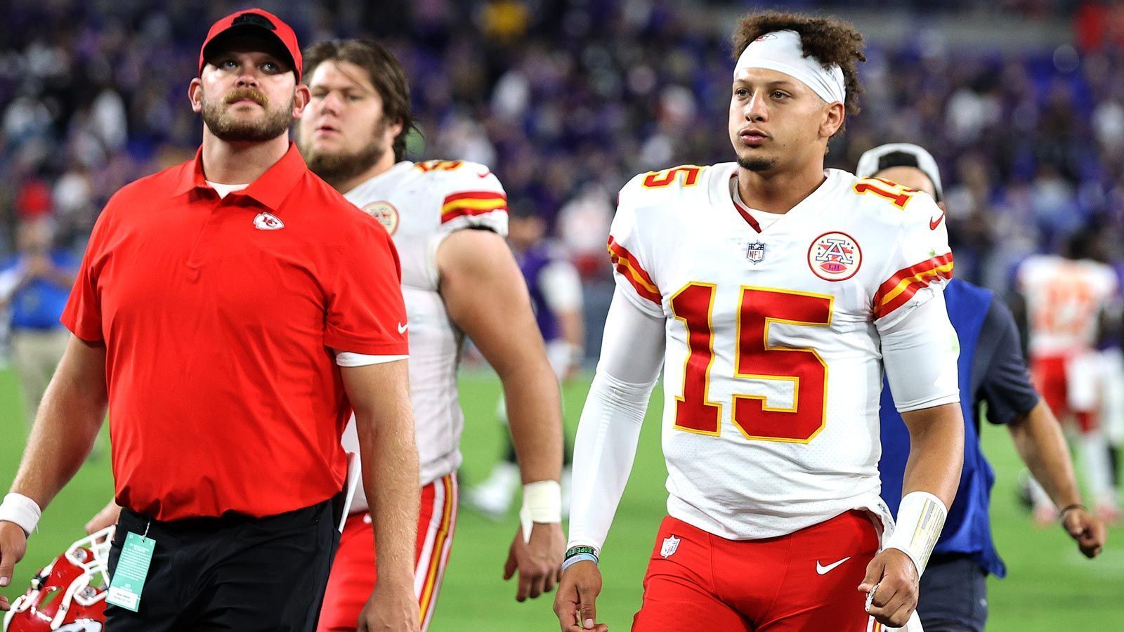 
                <strong>Kansas City Chiefs (1-2)</strong><br>
                So hatten sich die Chiefs den Saisonstart sicher nicht vorgestellt. Nach der bitteren Super-Bowl-Niederlage gegen die Tampa Bay Buccaneers wurde vor allem in die vermeintlich größte Schwachstelle, die Offensive Line, investiert. Die Offense liefert für die Maßstäbe von Patrick Mahomes zwar keine überragenden, aber zumindest gute Werte. 92 Punkte erzielten die Chiefs in den ersten drei Spielen - gut genug für Platz fünf im ligaweiten Ranking. Die Defense bereitet allerdings Sorgen. Mit insgesamt 95 zugelassenen Punkten teilt sich Kansas City mit Detroit den letzten Platz.  
              