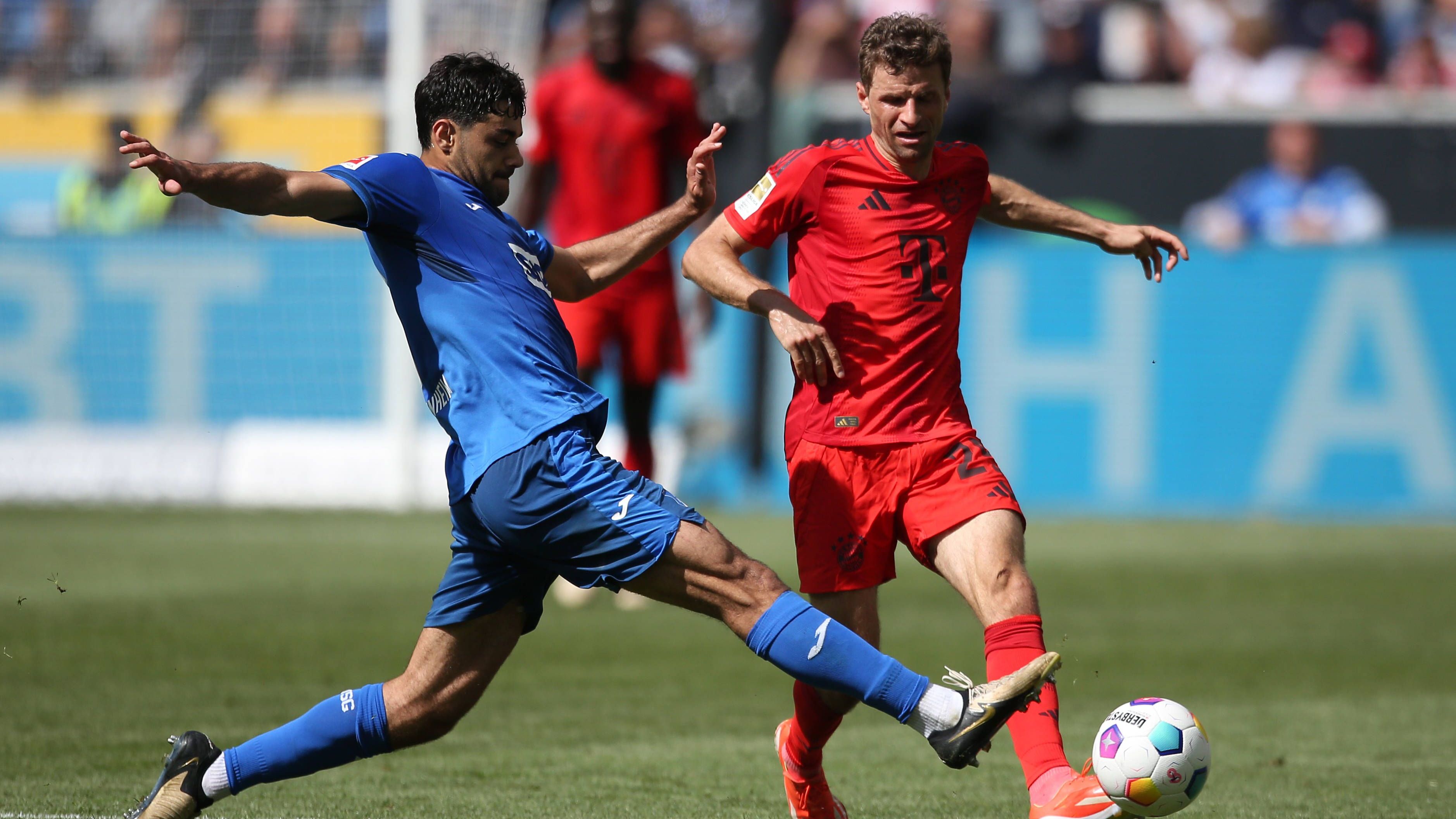 <strong>Thomas Müller</strong><br>Das 1:0 bereitet der Routinier klasse vor. Als Anspielstation im offensiven Mittelfeld beweist Müller oft seine Klasse. Hat Pech mit einem Abschluss in der 60. Minute. <em><strong>ran</strong></em>-Note: 3