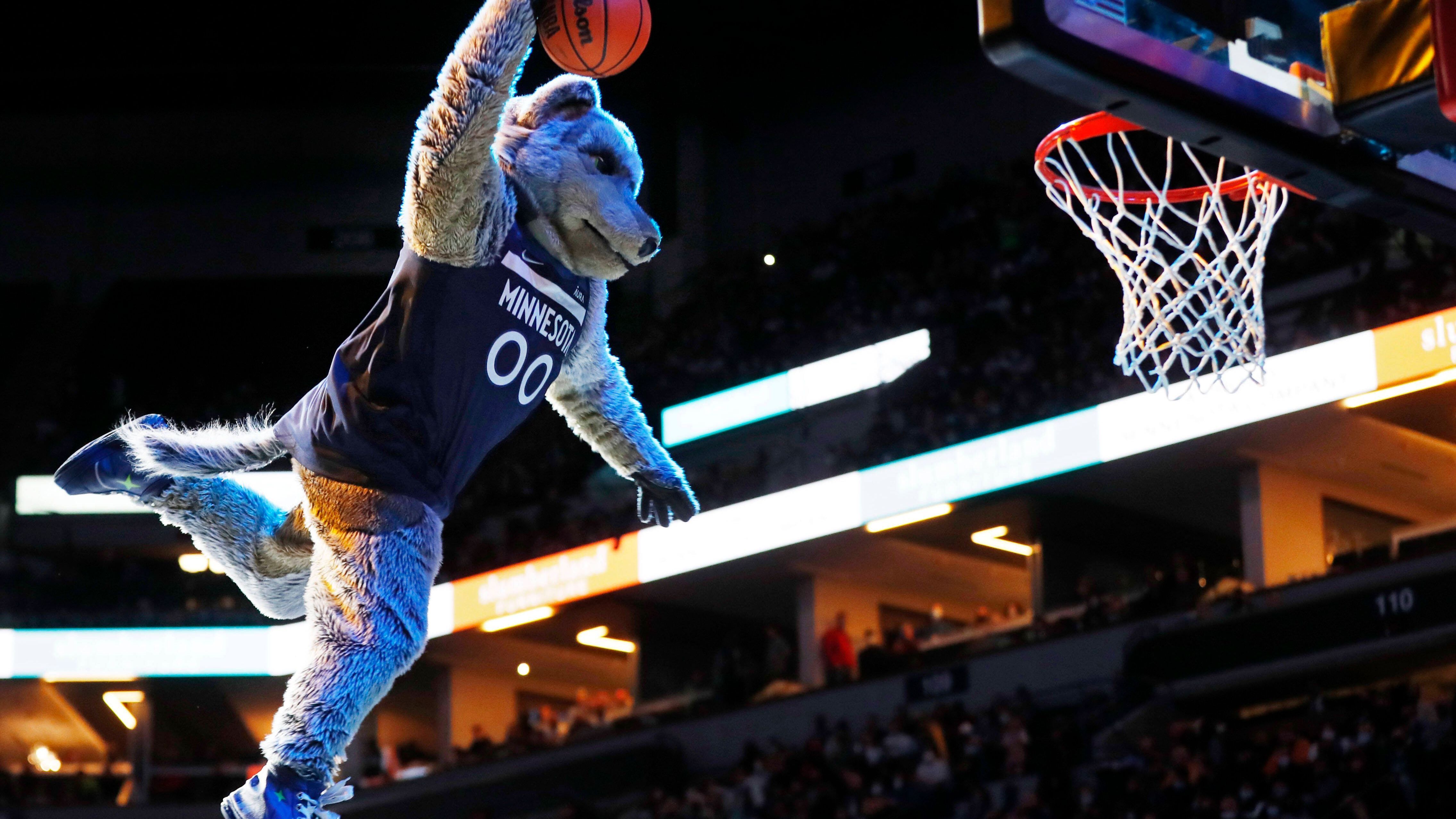 <strong>Minnesota Timberwolves</strong><br>Timberwölfe sind eine Unterart des Wolfes, die vor allem im Norden der USA und in Kanada verbreitet sind. Das perfekte Tier also für ein Team aus dem frostigen Minnesota, neben Alaska dem einzigen US-Bundesstaat, in dem Timberwölfe in freier Wildbahn leben. Und auch hier fiel die Entscheidung bei der Gründung 1986 in einem Wettbewerb. Zwar hatte dort der Name Polars die Nase vorn, doch letztlich entschied sich der Stadtrat von Minneapolis für die Timberwolves.