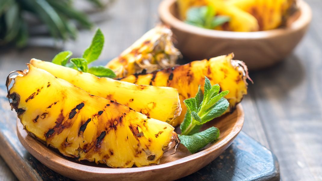 Gegrillte Ananas eignet sich perfekt als süßes Dessert für die ganze Familie.