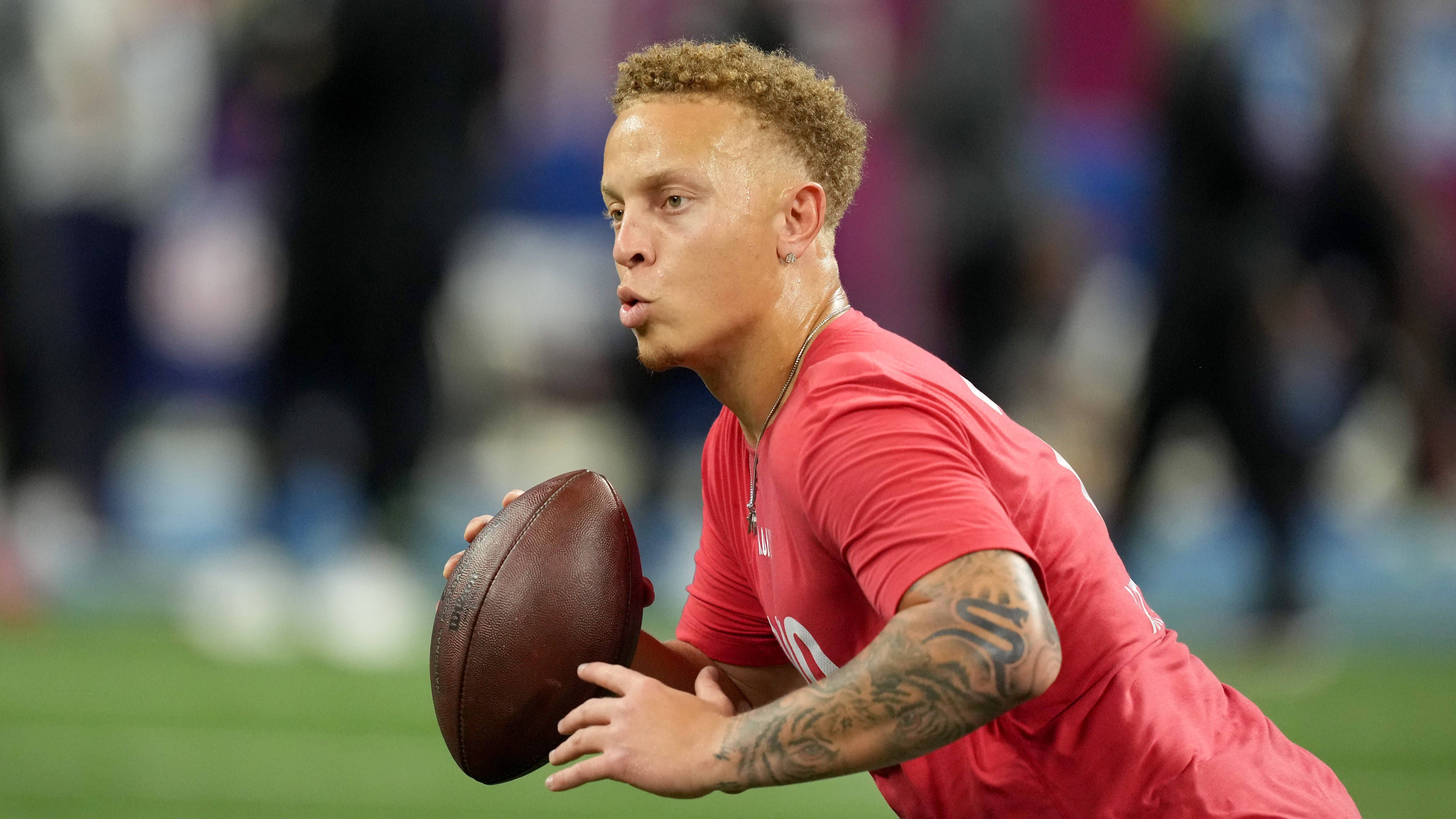 <strong>Spencer Rattler (New Orleans Saints, Runde 5, Pick 150)</strong><br>Er galt als Kandidat für die 2. oder 3. Runde, fiel aber bis zu Runde 5 nach unten. Offenbar sind sich viele Teams unsicher, ob Rattler das Potenzial zum Starter oder nur zu einem guten Backup hat. Die Saints haben aktuell 6 QBs im Kader, der 23-jährige Rattler könnte hinter Derek Carr und Taysom Hill die Nr. 3 sein.