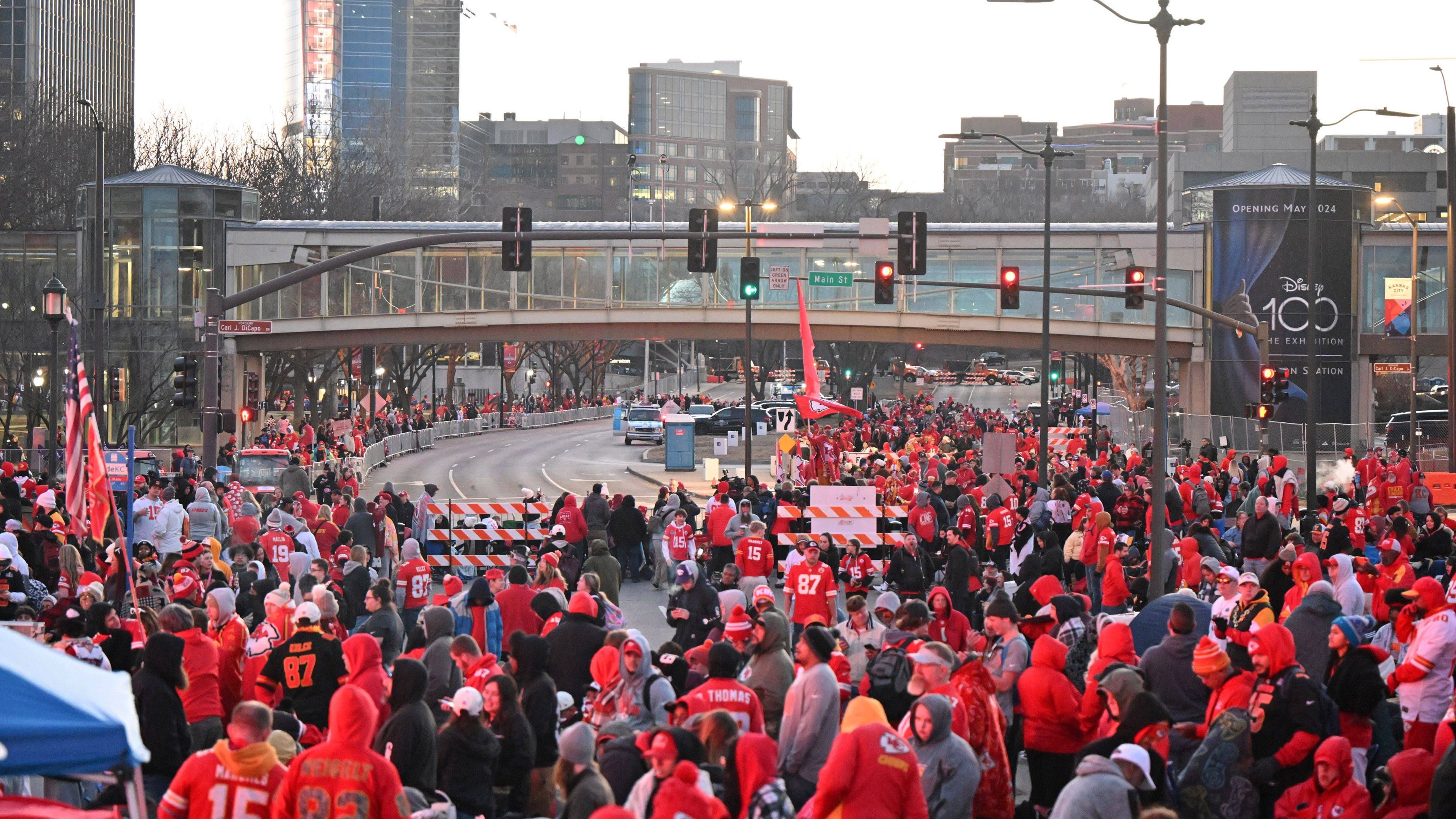 <strong>Da kommen die Chiefs!</strong>&nbsp;<br>Als die Stars der Kansas City Chiefs in offenen Bussen durch die Stadt fuhren, wurden sie auf der gesamten Strecke von tausenden Anhängern gefeiert.