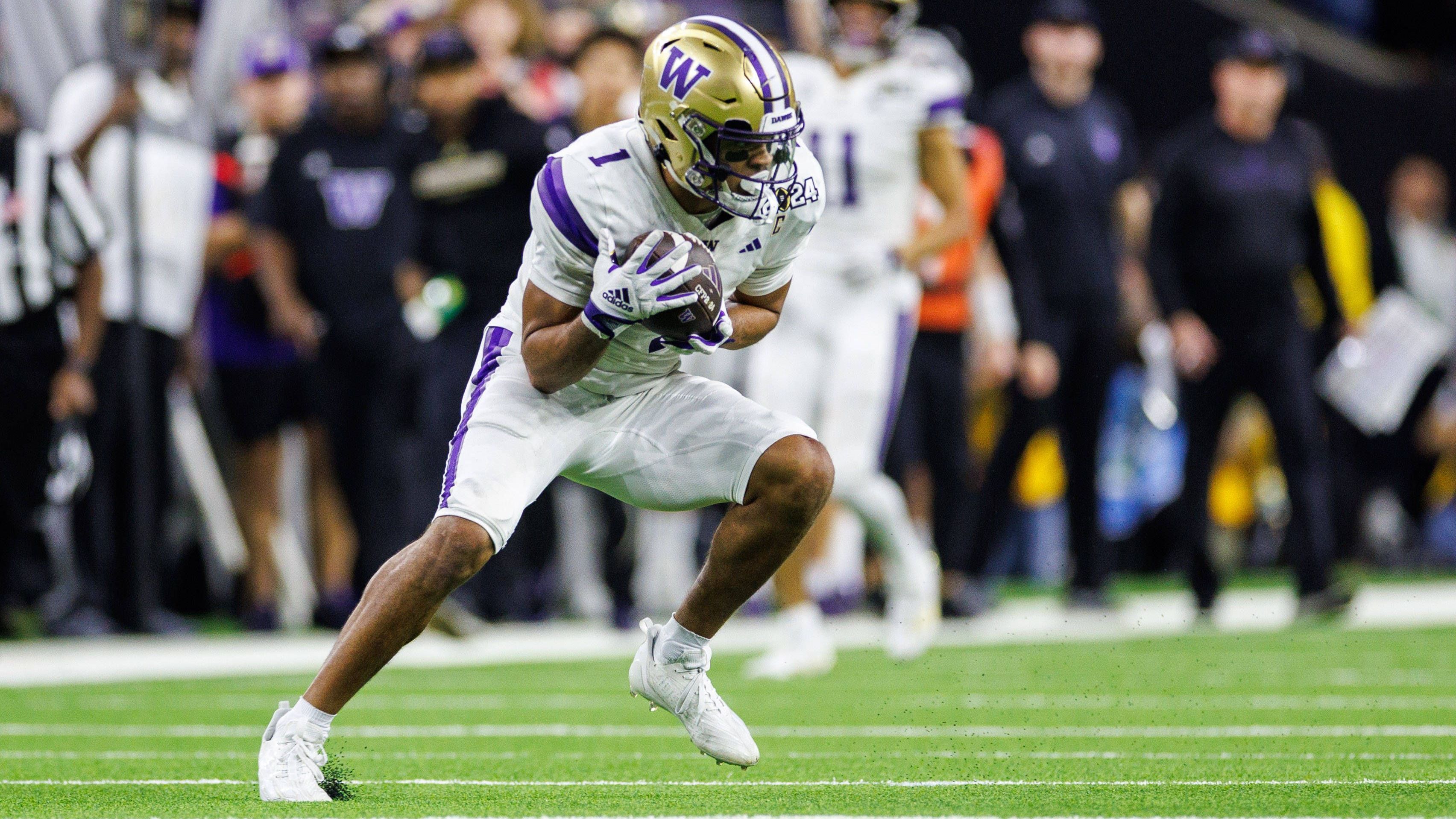 <strong>Rome Odunze (Wide Receiver, Washington) </strong><br>Stichwort Washington: Auch Rome Odunze ist im Draft verfügbar. Das machte der Wide Receiver der Huskies vor wenigen Tagen offiziell. Der 21-Jährige fungierte beim Playoff Run als wichtigste Anspielstation von Spielmacher Michael Penix Jr. und dürfte in der ersten Runde ausgewählt werden.