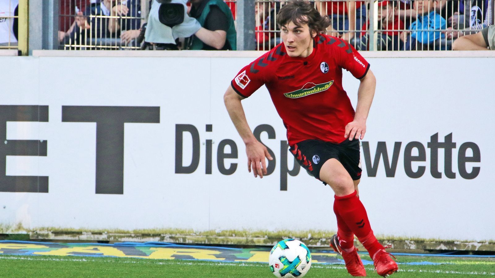 
                <strong>Caglar Söyüncü (Abgang SC Freiburg)</strong><br>
                Am letzten Tag des Sommertransferfensters in der Premier League ist der Wechsel von Freiburgs Abwehr-Ass Caglar Söyüncü zu Leicester City über die Bühne gegangen. Der türkische Nationalspieler hat beim englischen Meister von 2016 einen Verrag bis 2023 unterschrieben. Englische Medien berichten von einer Ablösesumme von 25 Millionen Euro. Das wären noch einmal fünf Millionen Euro mehr als Freiburg im Sommer 2017 vom BVB für Maximilian Philipp bekommen hat und somit neuer Rekord-Abgang der Breisgauer.
              