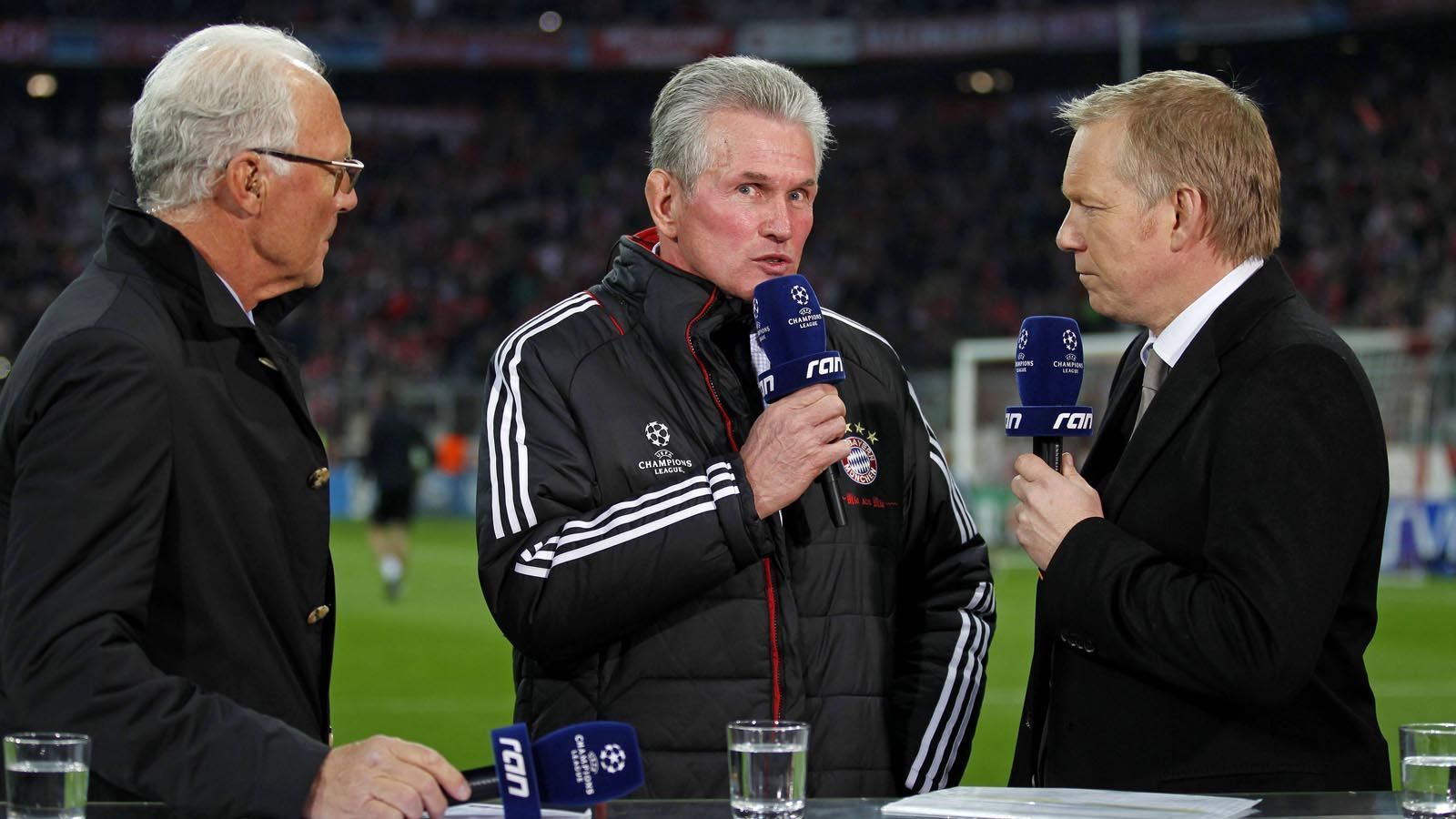 
                <strong>ran überträgt die Champions League</strong><br>
                Im Gegensatz zu heute, ist die Champions League im Jahr 2005 noch nicht komplett im Pay-TV verschwunden. Das Duo Johannes B. Kerner (r.) und Franz Beckenbauer (l.) sind für die ran-Übertragungen am Start und begleiten somit auch Messis Start als Barca-Profi in der Königsklasse.
              