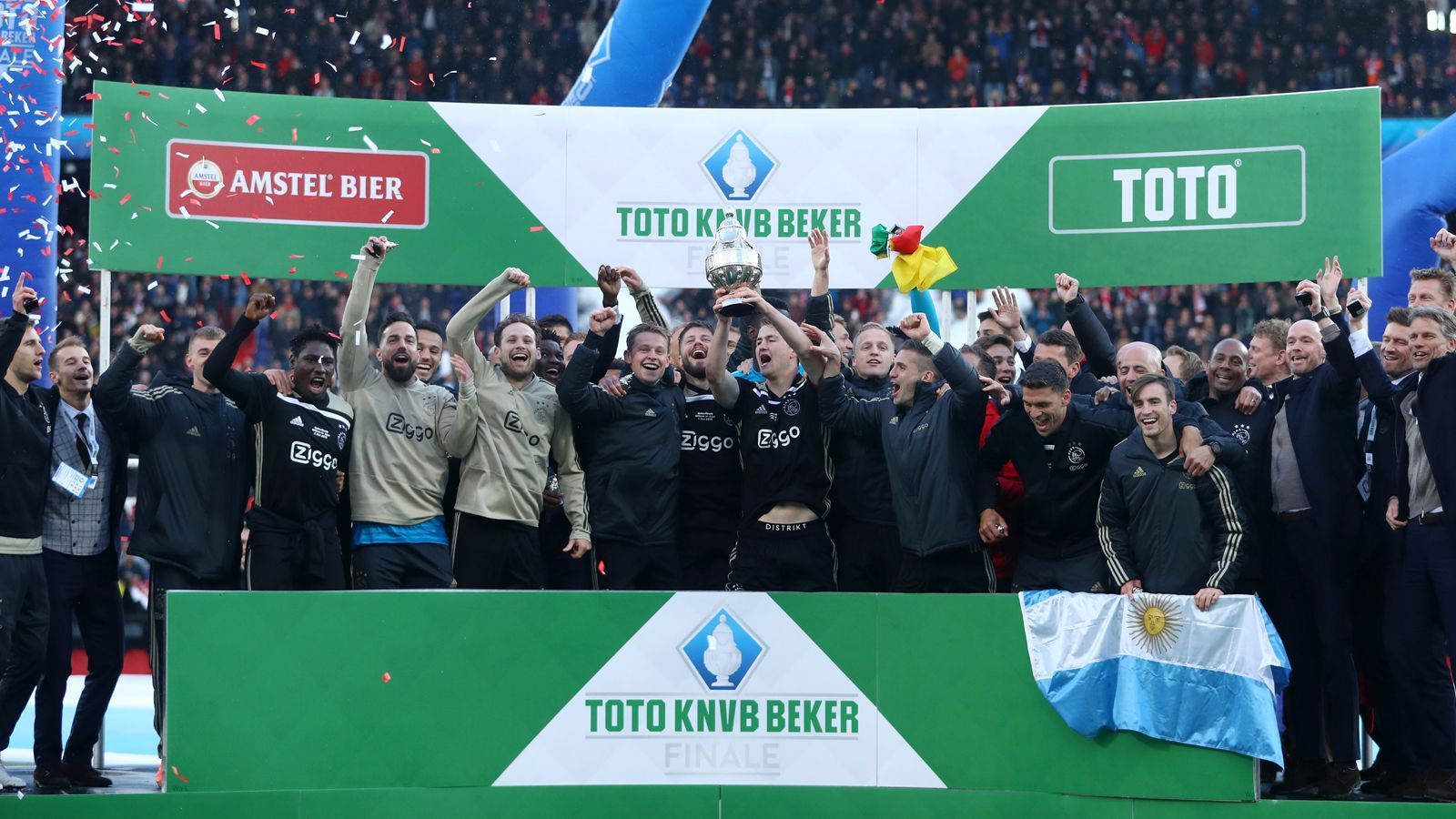 
                <strong>Niederlande: Ajax Amsterdam</strong><br>
                Eine klare Angelegenheit war das Pokalfinale in den Niederlanden. Rekordpokalsieger Ajax Amsterdam hatte mit Willem II Tilburg keine Probleme und feierte einen souveränen 4:0-Erfolg. Der Ex-Schalker Klaas-Jan Huntelaar steuerte einen Doppelpack zum 19. Pokaltriumph der Amsterdamer bei.
              