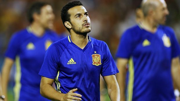 
                <strong>Pedro (Spanien)</strong><br>
                Beim FC Chelsea hat der spanische Flügelflitzer Pedro in der laufenden Saison immer seine Einsatzzeiten, zuletzt zumeist von Beginn an. Dennoch muss der 30-Jährige möglicherweise um seine WM-Teilnahme zittern. Wie schon bei den letzten Länderspielen im Vorjahr, so fehlt Pedro auch bei den ersten Länderspielen 2018 im Aufgebot der "Seleccion". Dabei war der frühere Barca-Profi im Jahr 2017 bei allen WM-Qualifikationsspielen Spaniens noch im Aufgebot bzw. gar im Einsatz. Nach der erfolgreichen Qualifikation für die Endrunde in Russland, wurde er von Nationaltrainer Julen Lopetegui allerdings nicht mehr für die freundschaftlichen Länderspiele zum Jahresausklang berücksichtigt.
              