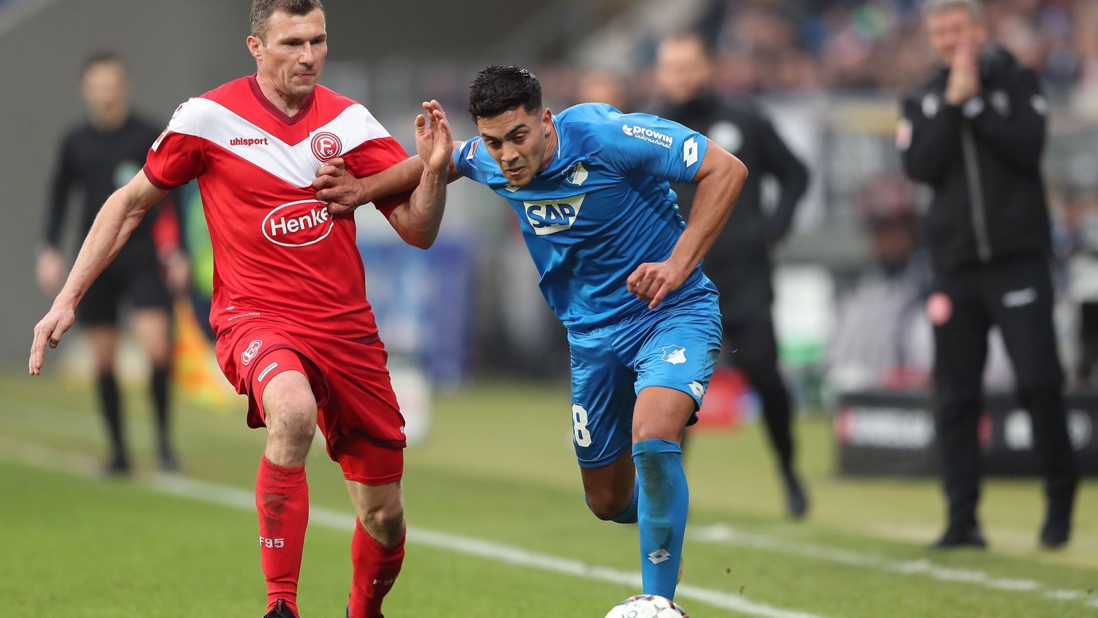 
                <strong>Nadiem Amiri (1899 Hoffenheim)</strong><br>
                Wegen eines Ermüdungsbruches hat Hoffenheims Mittelfeldspieler Nadiem Amiri den gesamten Herbst 2018 verpasst und muss sich jetzt erst wieder zurückkämpfen. Für den U-21-Europameister von 2017 stellt sich aber auch perspektivisch die Frage, ob und wie es für ihn im Kraichgau weitergeht. Im Sommer 2020 läuft der Vertrag des 22-Jährigen aus. Schon in der Vergangenheit hatte der gebürtige Ludwigshafener mit afghanischen Wurzeln wohl Anfragen, etwa von RB Leipzig. Seit seiner Genesung hat Amiri immerhin schon zwei Einsätze bekommen, kann nun in der verbleibenden Rückrunde Werbung in eigener Sache machen - entweder für eine Vertragsverlängerung oder für einen Wechsel.
              