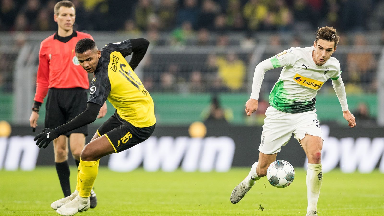 
                <strong>Manuel Akanji (Borussia Dortmund)</strong><br>
                Bei Bensebainis scharfer Hereingabe zögert der Abwehrchef und macht diese damit erst so richtig heiß. Vor Thurams Chance ist sein langes Bein nicht lang genug - es ist nicht das einzige Mal, dass sein Timing nicht stimmt. ran-Note: 5
              