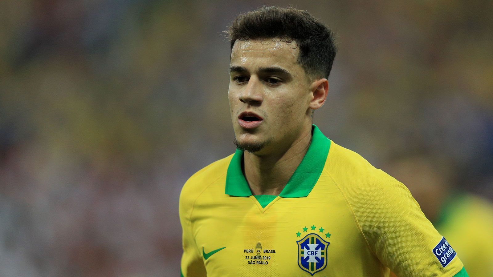 
                <strong>Philippe Coutinho (seit August 2019)</strong><br>
                Jetzt also Philippe Coutinho. Beim FC Liverpool unter Jürgen Klopp wird der Brasilianer zum Superstar. Doch sein Wechsel zum FC Barcelona vor einem Jahr steht unter keinem guten Stern. Coutinho kann die Erwartungen nicht erfüllen, die Fans wenden sich gegen ihn. Eigentlich wollte Barca den Offensiv-Allrounder für Neymar von Paris St. Germain eintauschen. Weil die Franzosen diesen Deal nicht mitmachen, bekommen jetzt die Bayern die Chance. Das Leihgeschäft kostet den Rekordmeister 20 Millionen Euro für ein Jahr zuzüglich einer Kaufoption über 120 Millionen. 
              