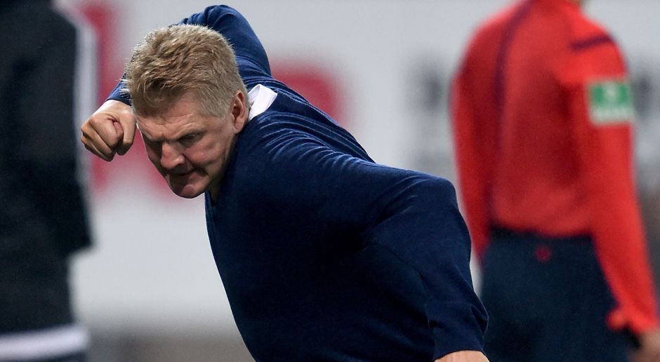 
                <strong>Stefan Effenberg (SC Paderborn)</strong><br>
                Die Becker-Faust kennt Effenberg aber auch. Die lässt der Trainer-Novize nach einem Paderborner Tor einmal quer durch die Luft fliegen.
              