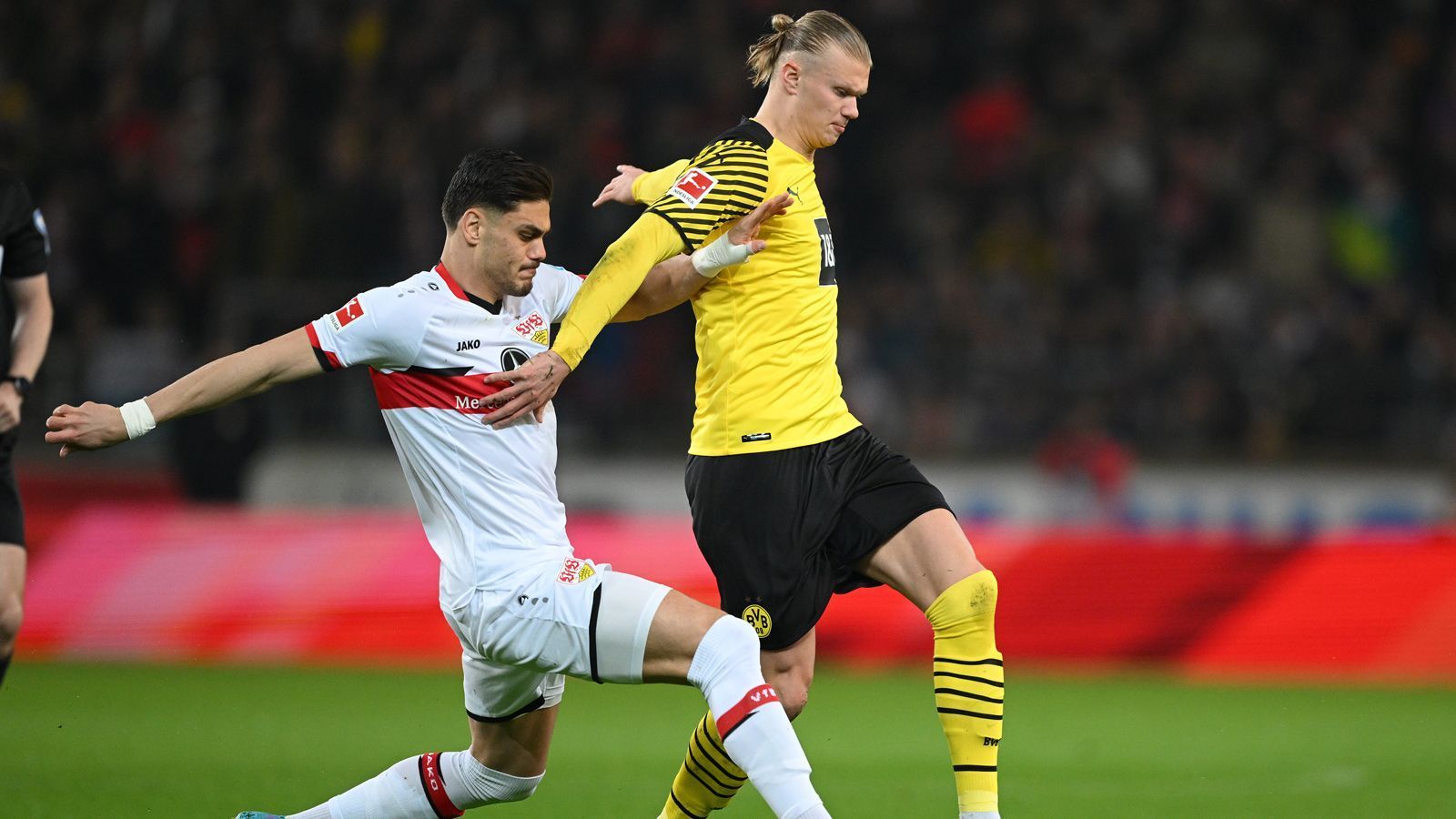 
                <strong>Erling Haaland</strong><br>
                Bereitet den Treffer zum 1:0 vor. Macht viele Meter, holt sich den Ball teilweise aus der eigenen Hälfte. Der Norweger tritt selten in Erscheinung und sucht nach langer Verletzungspause immer noch seine Form. ran-Note: 4
              