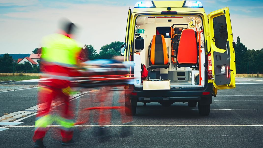 Während einer Feier in einem Biergarten lenkt ein alter Mann sein Auto in eine Hochzeitsgesellschaft und verletzt dabei Gäste. (Symbolbild)