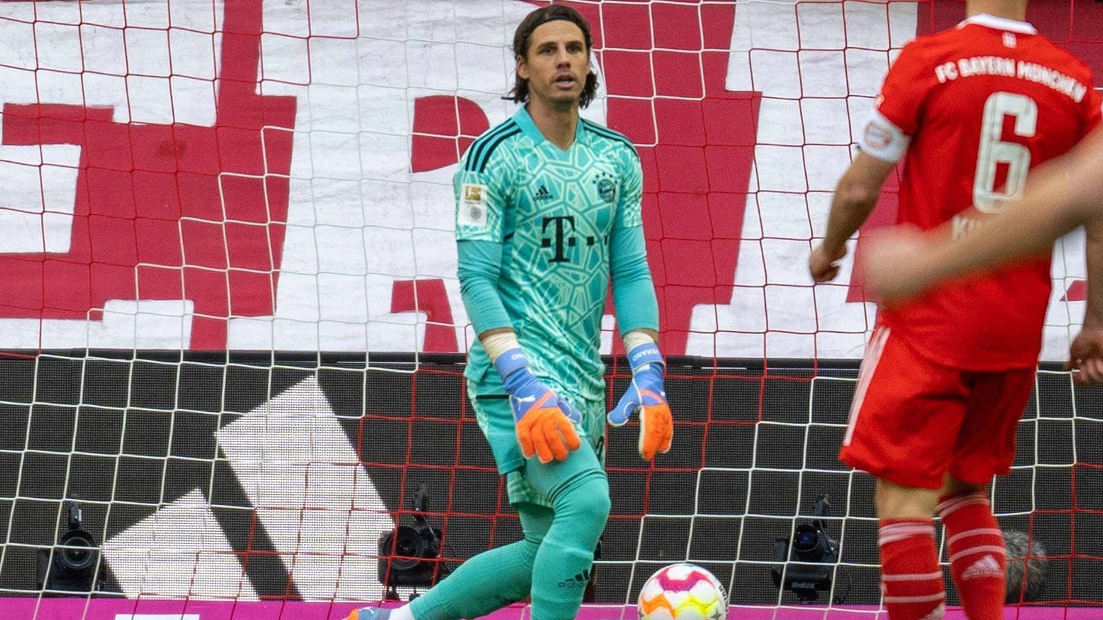 
                <strong>Yann Sommer</strong><br>
                Ist beim frühen Gegentreffer chancen- und danach quasi arbeitslos. Bringt sich in der zweiten Halbzeit aber immer wieder selbst in Schwierigkeiten, indem er sehr lange den Ball am Fuß behält. ran-Note: 3
              