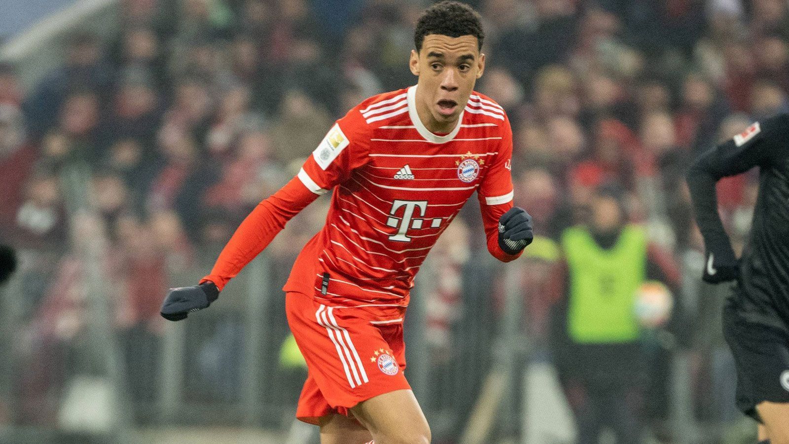 
                <strong>Jamal Musiala (FC Bayern München)</strong><br>
                Beginnt überraschend anstelle des angeschlagenen Leon Goretzka im Mittelfeld auf der Position neben Kimmich, auf der eigentlich Ryan Gravenberch erwartet worden war. Lässt sich phasenweise tief fallen, schaltet aber meist schnell um und unterstützt die Offensive. Allerdings kaum mit nennenswerten Szenen bis zur 73. Minute, als er nach Sanes Auswechslung weiter nach vorne rückt und aus bester Position übers Tor schießt. ran-Note: 4
              