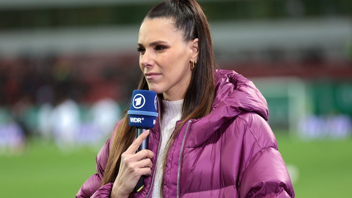 Esther Sedlaczek (Sportmoderatorin) beim DFB-Pokal Viertelfinale Bayer 04 Leverkusen - VfB Stuttgart. Copyright: Thomas Pakusch *** Esther Sedlaczek sports presenter at the DFB Cup quarter-final Ba...