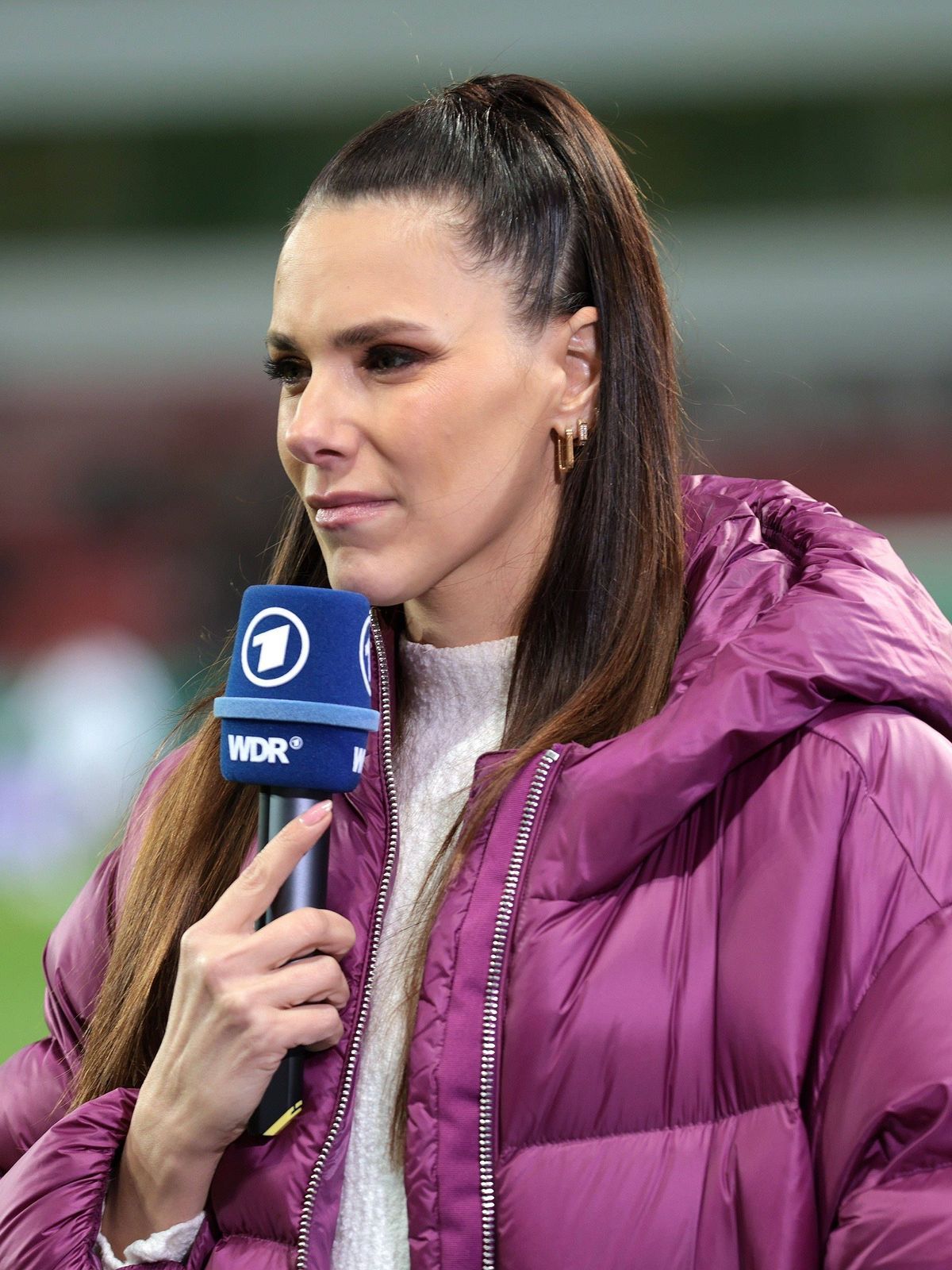 Esther Sedlaczek (Sportmoderatorin) beim DFB-Pokal Viertelfinale Bayer 04 Leverkusen - VfB Stuttgart. Copyright: Thomas Pakusch *** Esther Sedlaczek sports presenter at the DFB Cup quarter-final Ba...