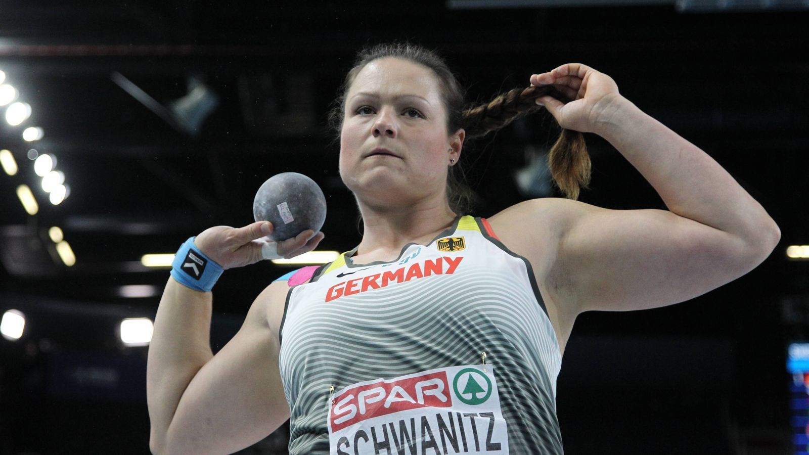 
                <strong>Christina Schwanitz</strong><br>
                Christina Schwanitz wird auch in Tokio an ihrem Ritual festhalten: Wenn sie mit dem rechten Arm die Kugel in die Höhe stemmt, dann hat sie den Zopf in der linken Hand. "Es ist mein Ritual geworden und dient der Konzentration", sagt die 35-Jährige. Damit es mit ihrem großen Ziel klappt, der ersten Olympia-Medaille: "Ich bin sehr stolz, jetzt zu meinen vierten Olympischen Spielen zu fahren. Das hätte ich niemals erwartet. Mit viel Ehrgeiz und Elan will ich in Tokio die Bombe platzen lassen."
              
