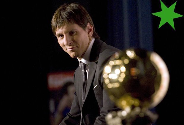 
                <strong>TOP: Elegant schwarz mit Highlight 2010</strong><br>
                Bei der Ballon d'Or-Verleihung 2010 räumte Lionel Messi den Goldenen Ball zum ersten Mal ab. Damals noch mit längeren Haaren und dezenterem Anzug - klassisch schwarz. Im Vergleich zu den auffälligen Anzügen der letzten Jahre beinahe unspektakulär. 
              