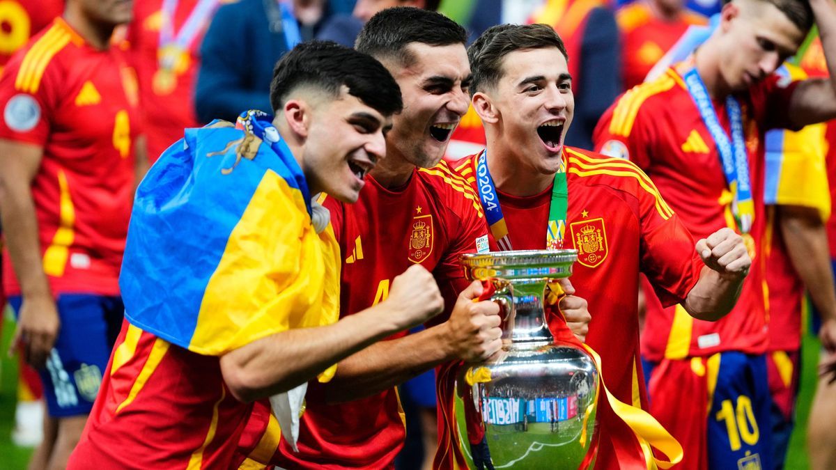 Spain v England: Final - UEFA EURO, EM, Europameisterschaft,Fussball 2024 Pedri, Ferran Torres and Gavi of Spain and FC Barcelona, Barca celebrate with the UEFA Euro 2024 Henri Delaunay Trophy afte...