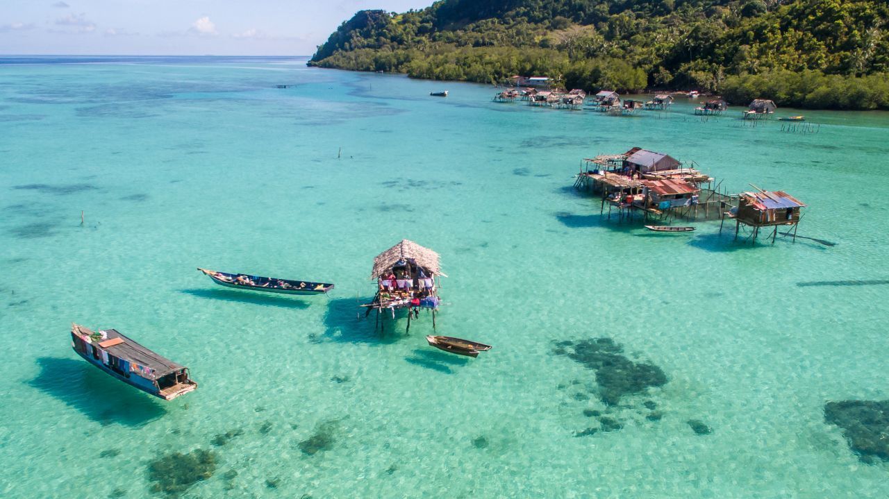 Völker wie die indonesischen "Bajau" leben in "schwimmenden Dörfern". Die See-Nomad:innen sind genetisch ans Tauchen angepasst. Forschende vermuten eine vergrößerte Milz als Grund für die minutenlangen und bis zu 70 Meter tiefen Tauchgänge der "Bajau". Eine evolutionäre Entwicklung, denn dieses Organ reguliert die Körperfunktionen beim Tauchen.