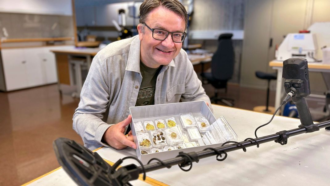 Erlend Bore präsentiert seinen Goldschatz, den er mit einem Metalldetektor auf der Insel Rennesøy gefunden hat.