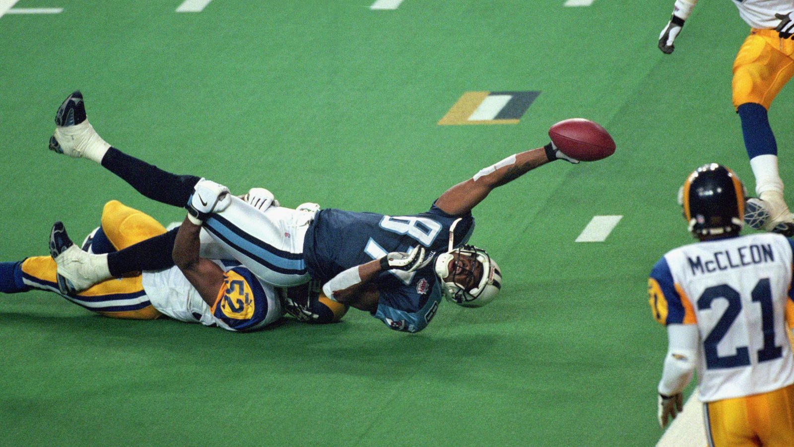 
                <strong>Super Bowl XXXIV: St. Louis Rams vs. Tennessee Titans </strong><br>
                One Yard Short...weil sich Titans-Receiver Kevin Dyson in letzter Sekunde vergeblich streckte, verlor Tennessee den Super Bowl XXXIV im Januar 2000 mit 16:23 gegen die St. Louis Rams. In der Regular Season hatten die Titans noch mit 24:21 gewonnen.
              