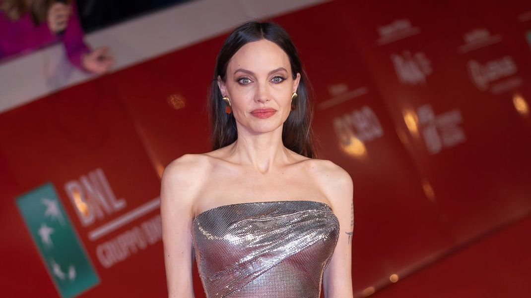 Lässt Angelina Jolie Hollywood bald hinter sich? Ein neues Interview der Schauspiel-Ikone sorgt jetzt für Aufruhr. Alle Infos gibt es hier.