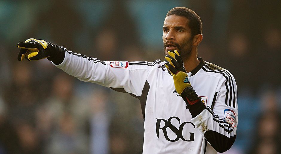 
                <strong>David James</strong><br>
                Vor jedem seiner Spiele ging David James auf die Toilette im Kabinentrakt. Doch anstatt sich an dem "stillen Örtchen" zu erleichtern, wartete der Keeper bis niemand mehr im Raum war, spuckte gegen die Wand und betrat erst danach das Feld. Über "Calamity" James' Fähigkeiten als Torhüter lässt sich streiten, aber mit diesem Ritual ist er ganz vorne dabei.
              