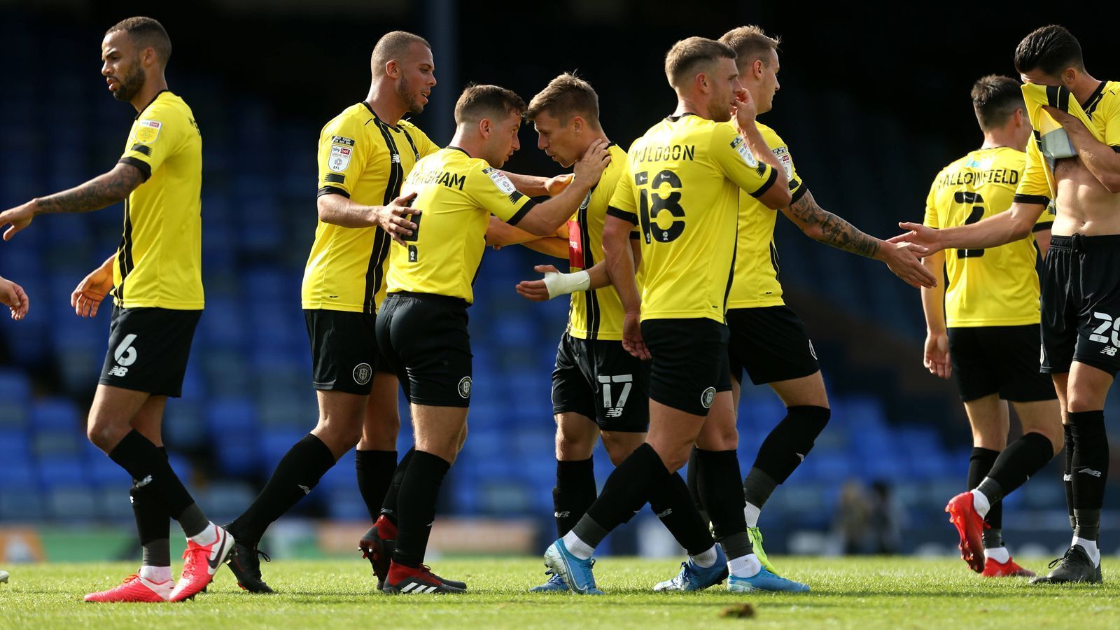 
                <strong>Harrogate Town</strong><br>
                Ähnlich wie Türkgücü in Deutschlands 3. Liga, ist Harrogate Town ein Neuling im englischen Profifußball. Die Mannschaft hat gerade erst den Aufstieg in die viertklassige League Two geschafft und geht dort als ziemlicher Underdog an den Start. Entsprechend niedrig sind auch die Werte der Harrogate-Spieler in FIFA 21. Zahlreiche Akteure der Startelf weisen eine Gesamtstärke von (deutlich) unter 60 auf. Folglich ist Harrogate das schwächste englische Team in FIFA 21. Ein Transferbudget von gerade einmal 500.000 Euro lässt zu Beginn kadertechnisch zudem definitiv keine großen Sprünge zu, was die Aufgabe, Harrogate zu übernehmen, für den ein oder anderen Zocker wohl nur noch reizvoller macht. 
              