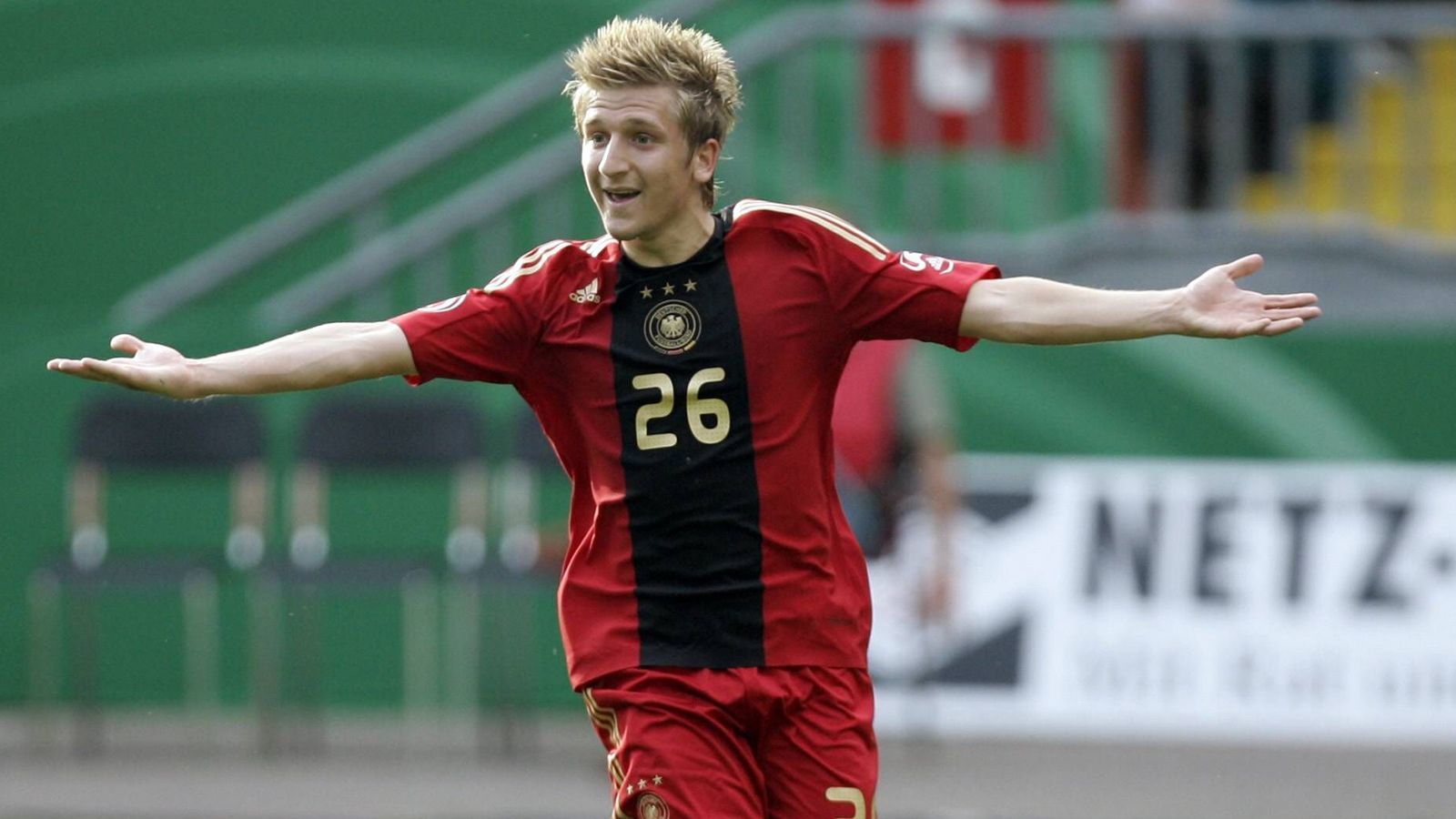 
                <strong>2008 gestrichen: Marko Marin (Borussia Mönchengladbach)</strong><br>
                Marko Marin ist 2008 19 Jahre alt und hat gerade mit Borussia Mönchengladbach den direkten Wiederaufstieg in die Bundesliga hinter sich. Im Jahr zuvor beim Abstieg hat er seine ersten vier Bundesliga-Einsätze, in der 2. Liga gelingt ihm der Durchbruch. Marin ist von vorneherein Streichkandidat Nummer eins. Er darf ohne Länderspielerfahrung im Kreise der Stars seine Visitenkarte abgeben und feiert im Testspiel gegen Weißrussland vor dem EM-Start sein Debüt in der Nationalmannschaft. Zwei Jahre später spielt er bei der WM in Südafrika. Aber schon Ende 2010 ist nach 16 Länderspielen Schluss für ihn.
              