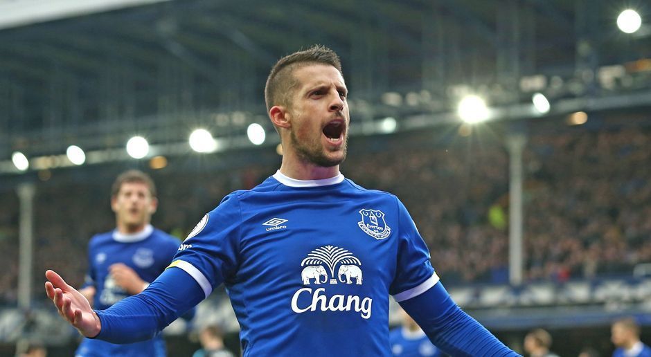 
                <strong>Rechtes Mittelfeld: Kevin Mirallas (FC Everton)</strong><br>
                Der Film "Kevin - Allein zu Haus" spielte 1990 weltweit knapp 500 Millionen US-Dollar ein.
              