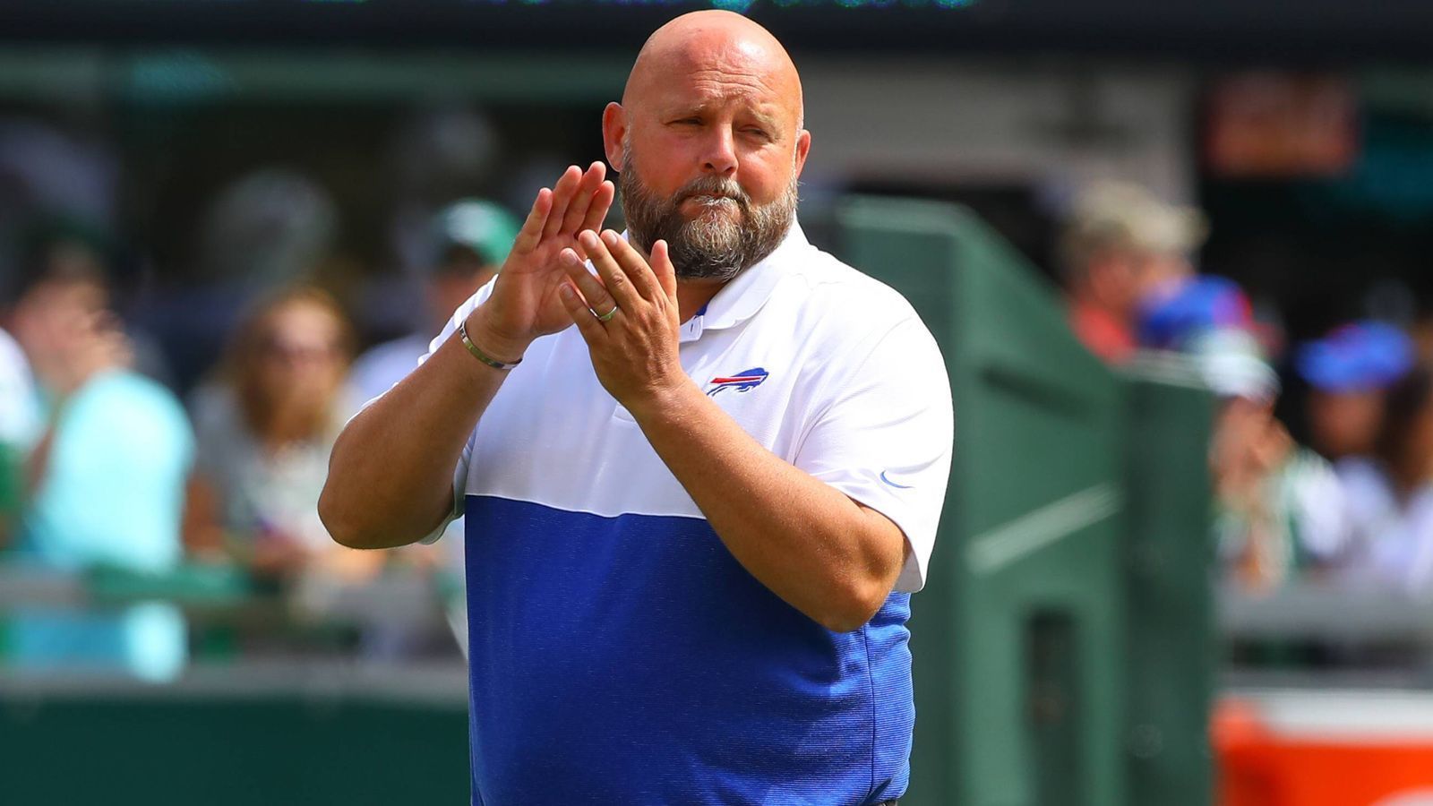 
                <strong>Brian Daboll, Offensive Coordinator, Buffalo Bills</strong><br>
                Die Buffalo Bills sind die wahrscheinlich größte Überraschung der laufenden Saison und haben sich bereits für die Playoffs qualifiziert. Großen Anteil daran hat der Offensive Coordinator Brian Daboll, der seit 2018 diese Funktion bekleidet. Entgegen vieler kritischer Meinungen entwickelte er Josh Allen zum wahrscheinlich nächsten großen Franchise-Quarterback. Der 44-Jährige hat in seiner Trainerkarriere von den Besten gelernt: Bei den New England Patriots übernahm er unter Bill Belichick verschiedene Trainer-Funktionen, bei den Alabama Crimson Tide war er Co-Offensive Coordinator und Quarterbacks Coach unter Nick Saban. Nun wäre es an der Zeit, selber in die Chefrolle hineinzurutschen.  
              