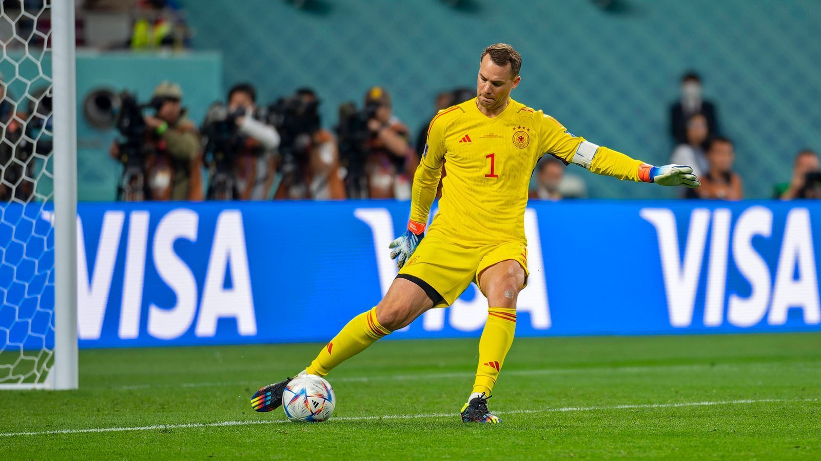 
                <strong>Tor: Manuel Neuer </strong><br>
                Der Kapitän bleibt bei Frings trotz zweier Gegentore gegen Japan natürlich auch im zweiten Gruppenspiel im Tor. Der 36-Jährige ist unter Hansi Flick unumstritten gesetzt und einer der wichtigsten Führungsspieler im Team. 
              