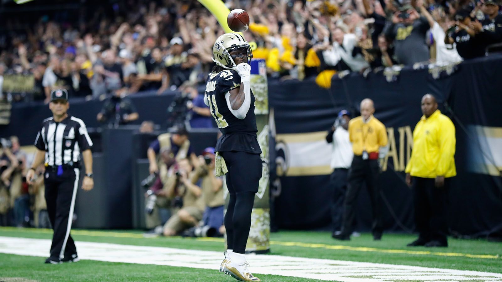 
                <strong>Gewinner: Alvin Kamara</strong><br>
                Es braucht außergewöhnliche Spieler, um das beste Team der Liga zu besiegen: Alvin Kamara von den New Orleans Saints fiel gegen die bis dahin ungeschlagenen Los Angeles Rams eindeutig in diese Kategorie. Dem Running Back gelangen zwei Rushing Touchdowns und ein Receiving Touchdown beim 45:35-Sieg.
              