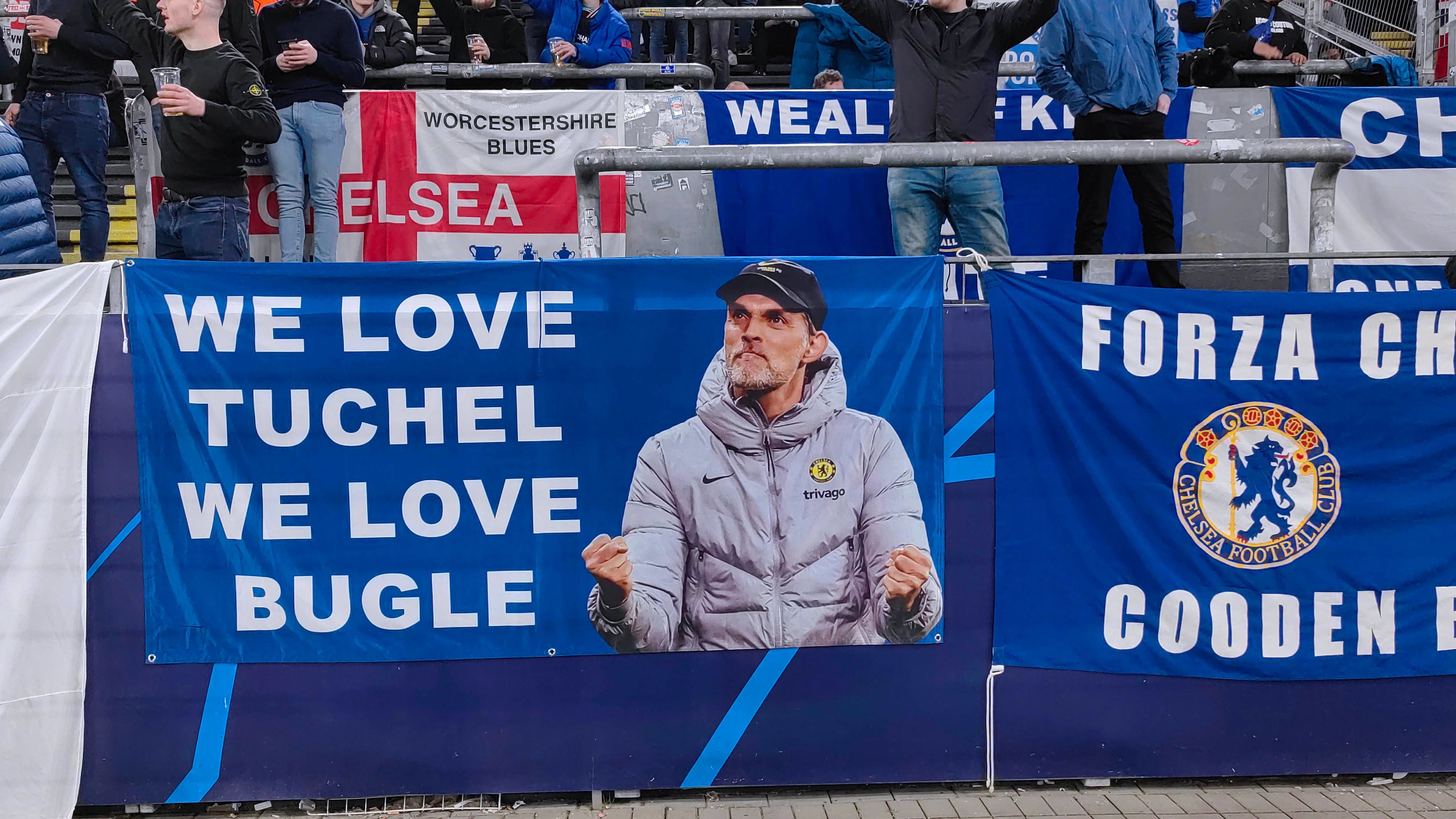 <strong>Entlassung in London</strong><br>Die Saison 2021/22 verläuft erfolgreich, Tuchel führt Chelsea auf Rang drei der Premier League. Zu Beginn der darauffolgenden Saison wirft die Klubführung Chelseas um Neu-Besitzer Todd Boehly den Erfolgstrainer überraschend raus. Die Fans sind geschockt, Fußballexperten und Klub-Legenden ebenso.