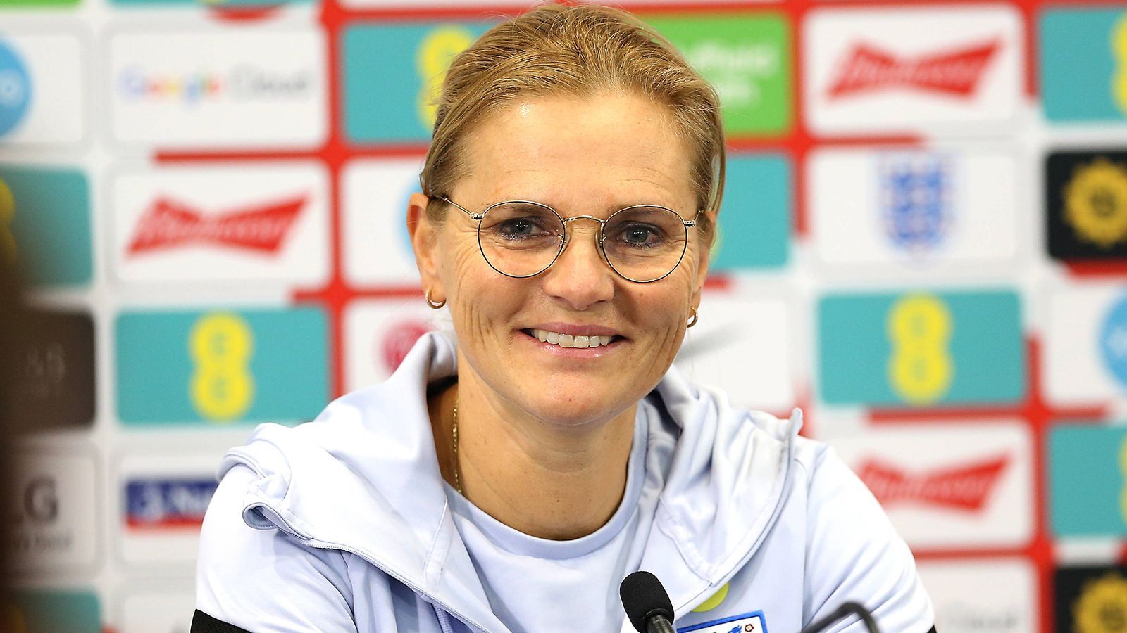 
                <strong>Kategorie Welttrainerin: Sarina Wiegman</strong><br>
                Sarina Wiegman gewann als Trainerin der englischen Frauen-Nationalmannschaft die Europameisterschaft 2022 und wird nun als Welttrainerin ausgezeichnet. "Die Entwicklung, die der Frauen-Fußball genommen hat, ist toll. Kinder haben nun Idole und das ist sehr schön", sagte sie bei der Preisverleihung. 
              