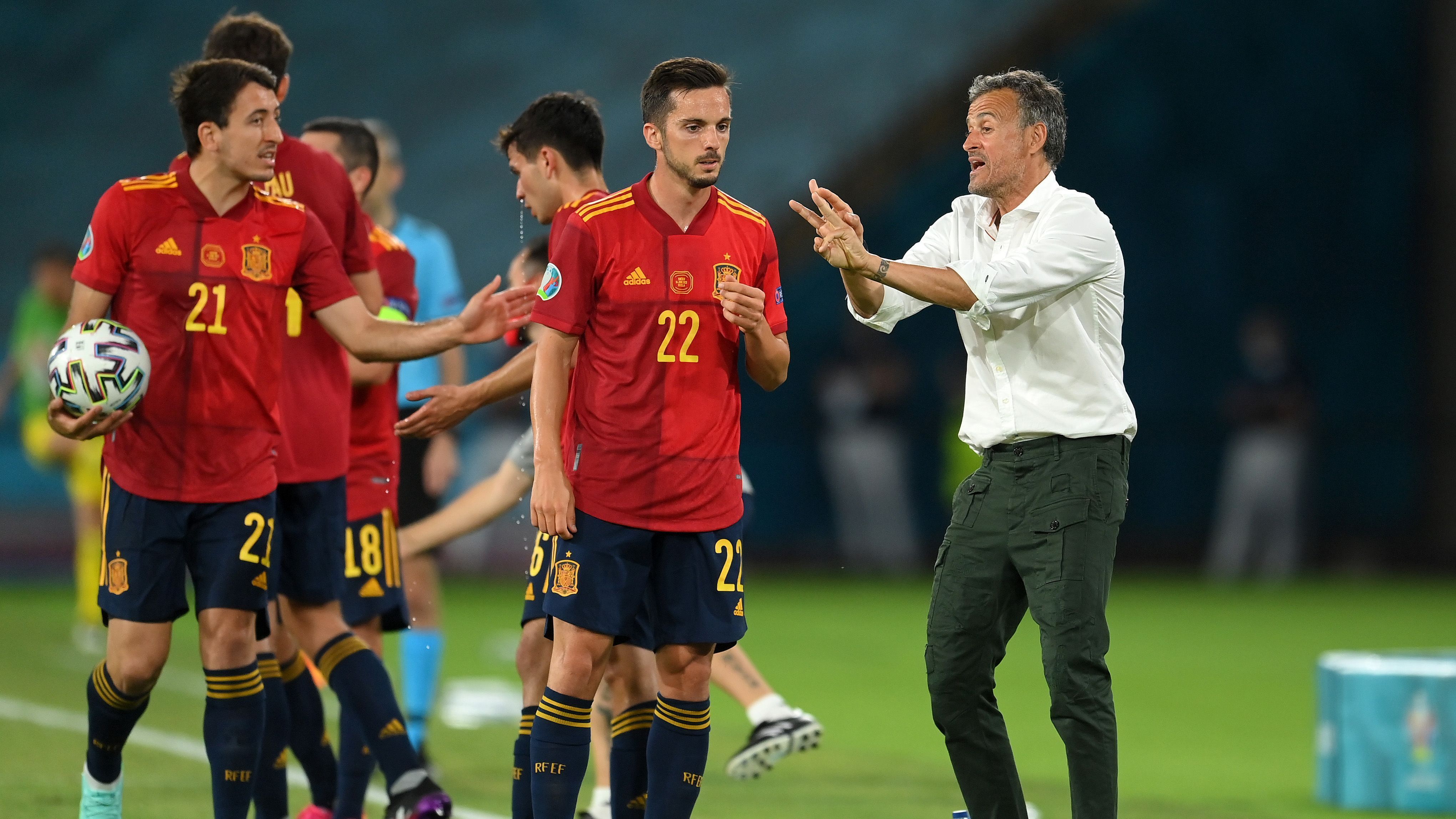 
                <strong>7. Platz: Spanien</strong><br>
                Auch die "Furia Roja" verliert im Vergleich zu unserem letzten Ranking eine Position. Die junge Mannschaft von Trainer Luis Enrique biss sich gegen die defensivstarken Schweden die Zähne aus, vergab allerdings auch einige hochkarätige Chancen. Die Abwehr ließ auch ohne Routinier Sergio Ramos wenig zu, profitierte letztlich aber auch von den missglückten Versuchen der schwedischen Angreifer. Qualitativ ist mit den Iberern auch in diesem Jahr zu rechnen, allein die Erfolgserlebnisse blieben beim einzigen 0:0 des ersten Spieltags aus. Gegen Polen müssen die Spanier am Samstag (ab 21 Uhr im Liveticker) liefern.
              