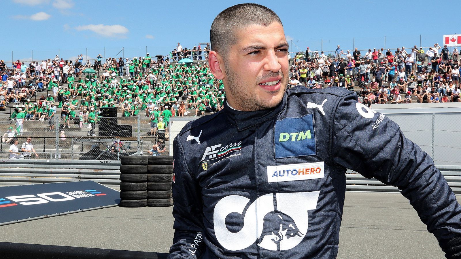 
                <strong>Ayhancan Güven (KÜS Team Bernhard)</strong><br>
                Heinrichs Teamkollege Ayhancan Güven ist ebenfalls ein Porsche-Experte. Der türkische Nachwuchspilot fuhr zwischen 2018 und 2021 auch im Porsche Carrera Cup Deutschland, feierte in seiner letzten Saison den Vize-Meistertitel. 2022 bestritt Güven auf dem Norisring im Ferrari von Red Bull AF Corse bereits sein DTM-Debüt. Mit einem starken siebten Platz holte der 25-Jährige auch gleich Punkte.
              