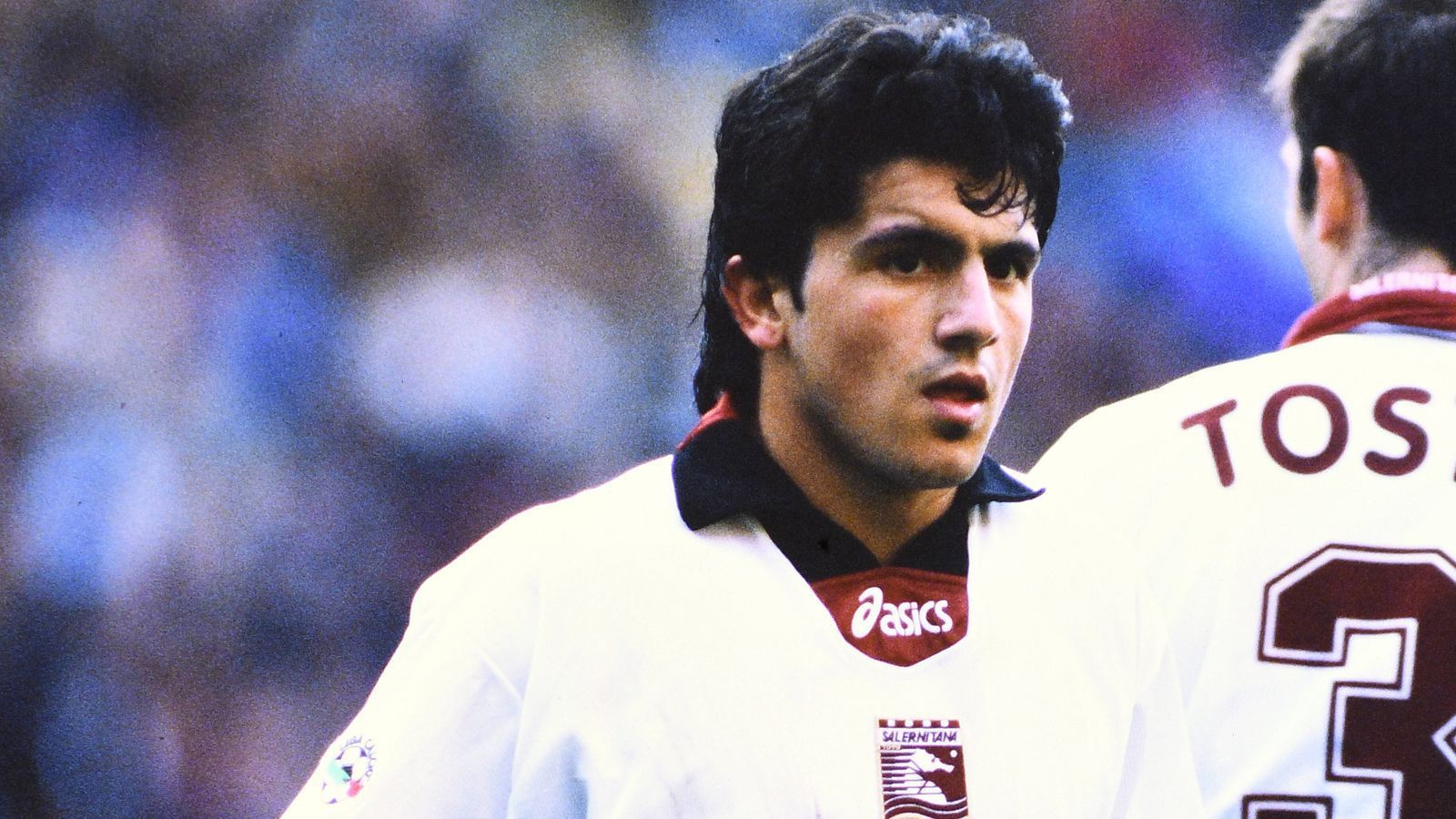 
                <strong>Auf den Spuren von Gennaro Gattuso</strong><br>
                Der bekannteste Spieler, der jemals das Trikot des Vereins trug, dürfte der italienische Weltmeister Gennaro Gattuso gewesen sein. Nachdem der Mittelfeldspieler eine Spielzeit bei den Glasgow Rangers verbracht hatte, spielte er 1998/1999 eine Saison für US Salernitana in der Serie A, konnte den Abstieg allerdings nicht verhindern. Danach wechselte er für eine Ablöse von umgerechnet 11,6 Millionen Euro zur AC Mailand.
              