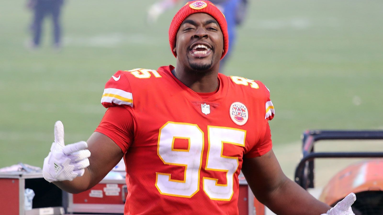 
                <strong>Chris Jones' Umstrukturierung bei den Chiefs</strong><br>
                Der Dritte im Bunde, den die Chiefs um Cap Space anpumpten, ist Chris Jones. Im Kontrakt des Defensive Tackle wurden 20 Millionen US-Dollar Roster Bonus in Windeseile zu Signing Bonus, womit der Betrag über die ausstehenden drei Vertragsjahre aufgeteilt wird. Von 21,875 Millionen US-Dollar an Cap Hit verbleiben nur noch gut 8,541 Millionen US-Dollar. Jones' Vertrag kann 2023 und damit ein Jahr vor Ablauf beendet werden, in diesem Fall verbliebe dann ein Dead Cap von gut 7,041 Millionen US-Dollar. Durch die Vertragsanpassungen von Mahomes, Kelce und Jones haben sich die Chiefs mehr als 38 Millionen US-Dollar an zusätzlichem Cap Space freigeschaufelt - manchmal kann es auch so einfach sein.
              