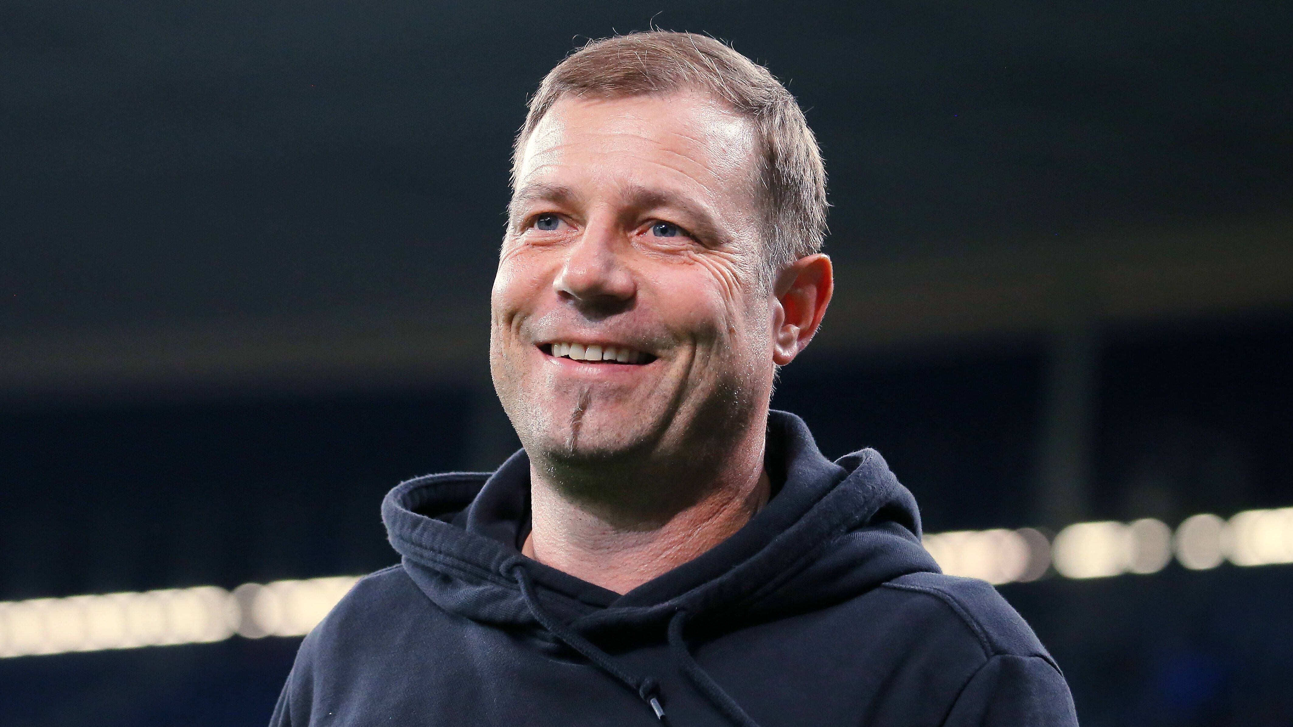 <strong>Frank Kramer (zuletzt Schalke 04)</strong><br>Ein weiterer ehemaliger Schalke-Coach findet sich in dieser Liste wieder. Frank Kramer war bis Oktober vergangenen Jahres bei S04 tätig und ist seitdem vereinslos. Der 51-Jährige kennt das Business auch schon von Trainer-Stationen bei Fortuna Düsseldorf und Greuther Fürth. In den vergangenen Jahren war er auch immer wieder als Nachwuchs-Trainer tätig.