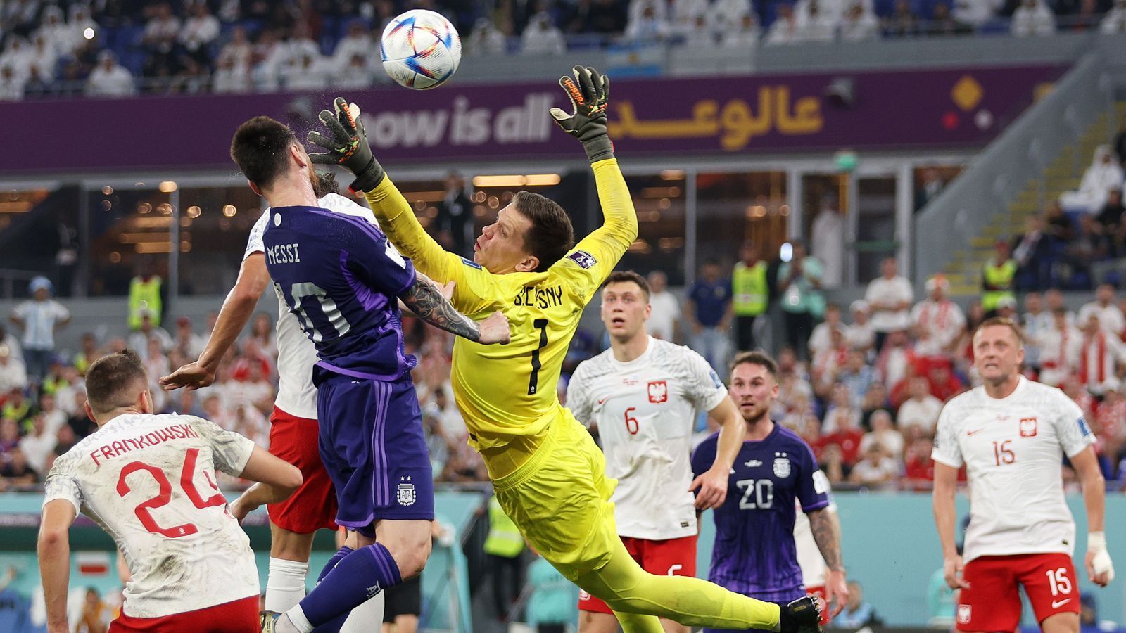 
                <strong>Star-Watch: So lief das Duell Messi vs. Lewandowski</strong><br>
                In der 36. Minute versucht Polens Torwart Wojciech Szczesny eine Flanke abzufangen und berührt dabei Messi im Gesicht.
              